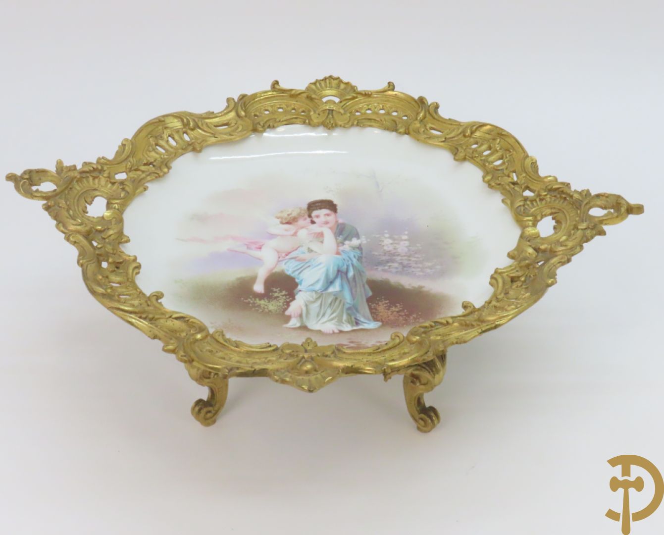 Porseleinen coupe met beschilderd decor van zittende dame met cupido in tuin, Richard getekend, gevat in bronzen houder