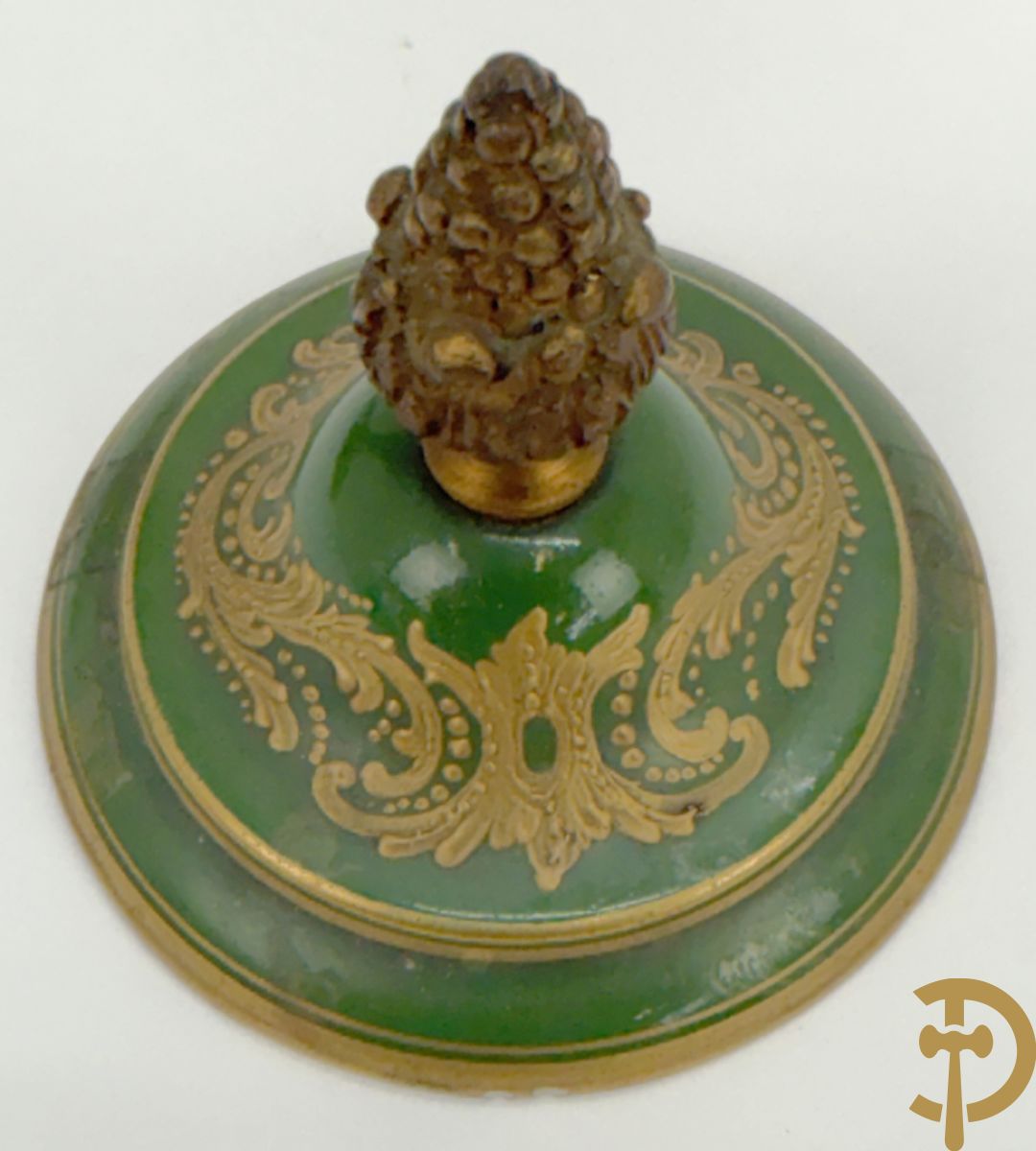 Porseleinen driedelige Sèvres cassolettes met decor van muciserende en dansende personages op groene fond, Aly getekend, gemerkt Sèvres