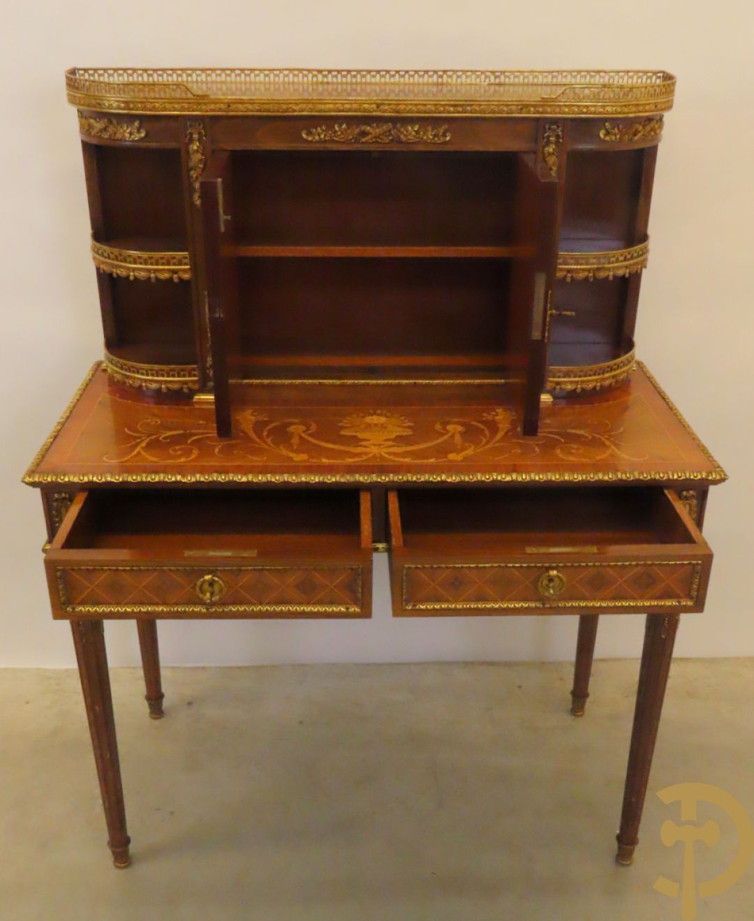 Notelaren tweedelig  kabinet met 2 lades en 2 deuren op hoge poten, gemarketteerd en bezet met bronsbeslag