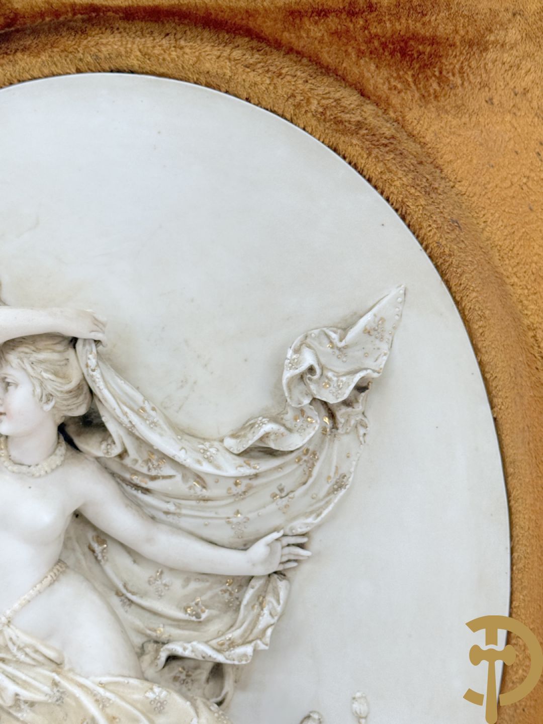 Paar ovale porseleinen plakkettes met elegante dame in bloemenveld