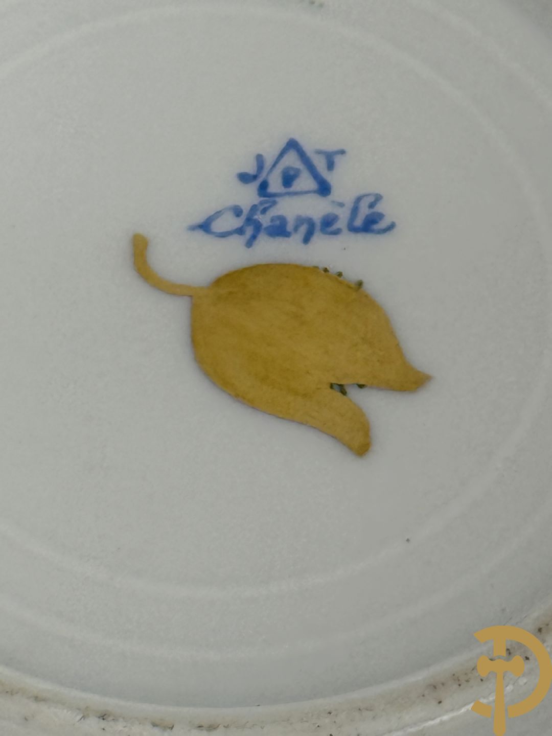 Porseleinen kopje en schoteltje met voorstelling van Napoleon te paard, JPC Chanele + kopje in Limoges porselein + cachepot met bloemendecor