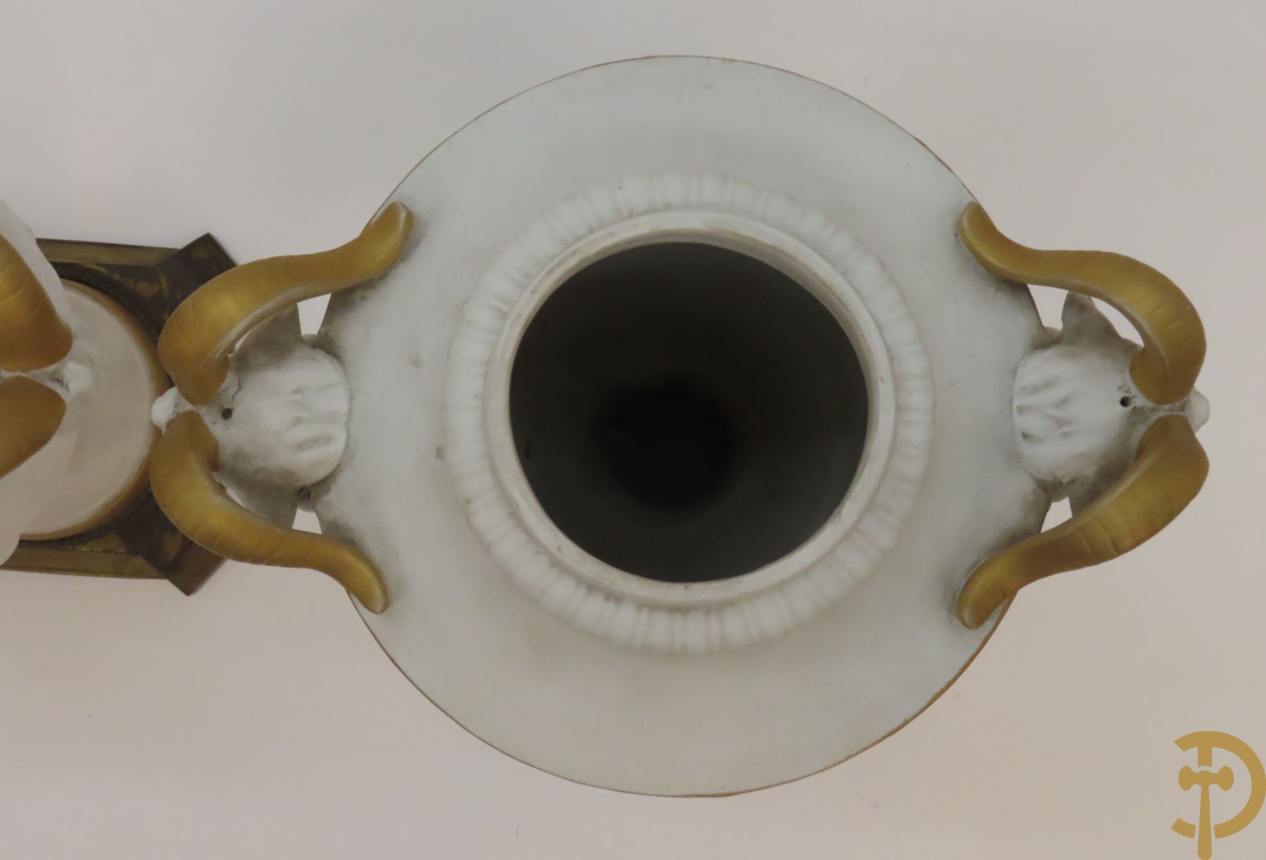 Paar porseleinen vazen met ramskoppen en basrelief van cupido