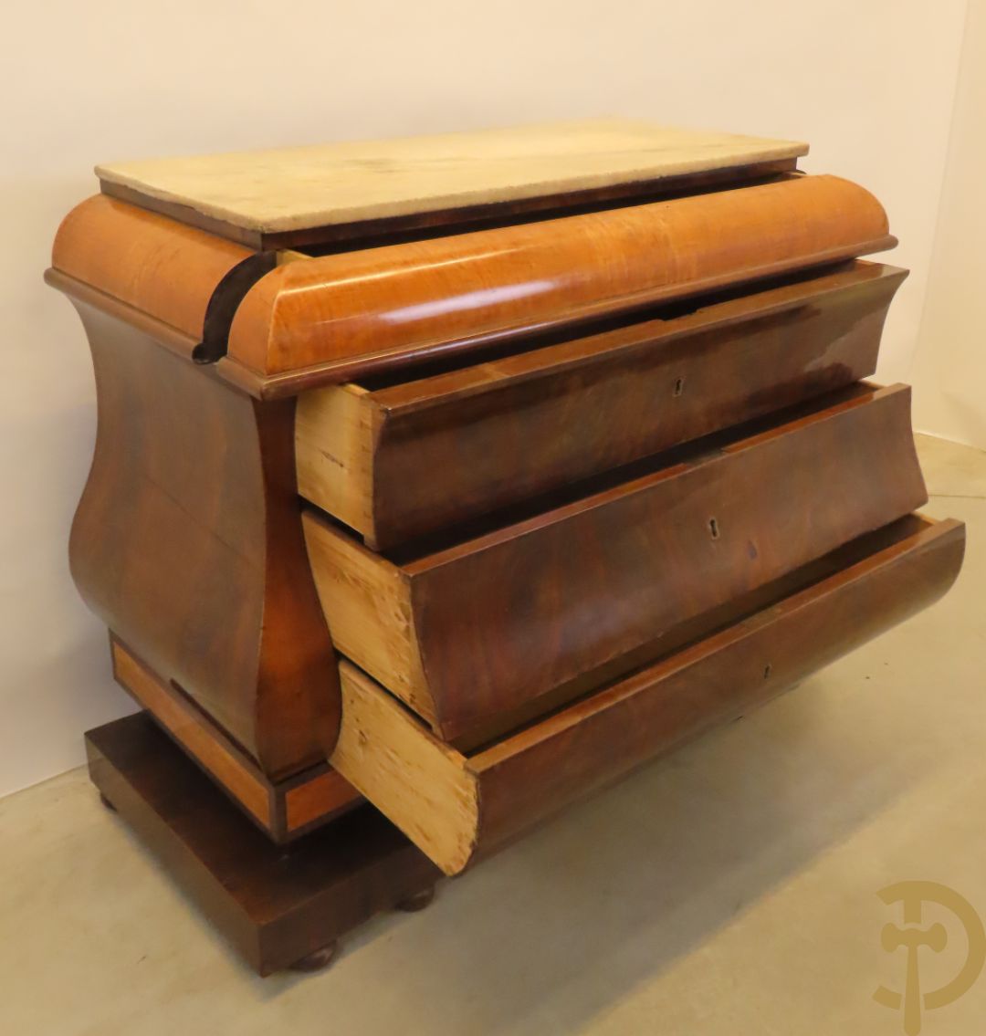 Antieke gegalbeerde commode van mahonie met 4 lades, 2 de kwart 19e