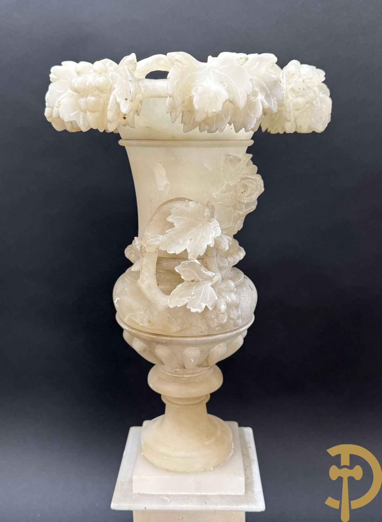 Paar handgesculpteerde albasten vazen met bloemen- en accanthusranken