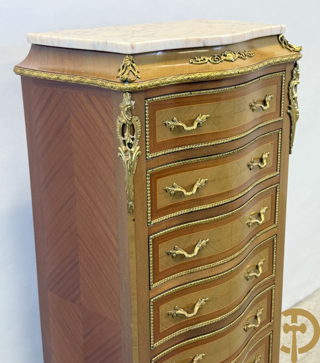 Notelaren zevenladenkast met bronsbeslag op voluutvormige poten - bovenaan marmeren blad