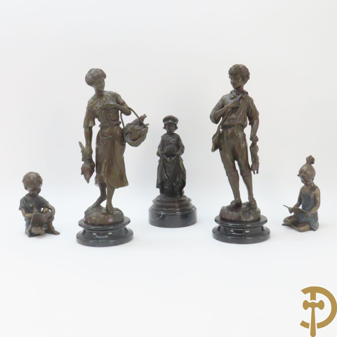 BOURET (naar) 'Dame' replica bronzen beeld op marmeren sokkel + 'Koppel met haas en eenden' replica brons + 'Zittende kindjes met boek' replica brons