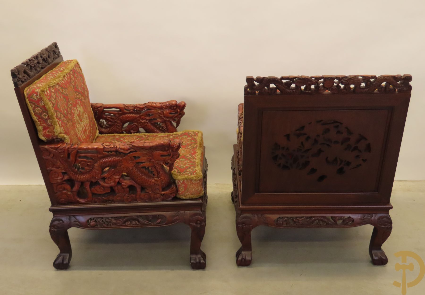 Aziatisch hardhouten salonensemble bestaande uit paar fauteuils met drakensculptuur en orientaalse motieven, paar lage banquettes, paar bijzettafels en salontafel