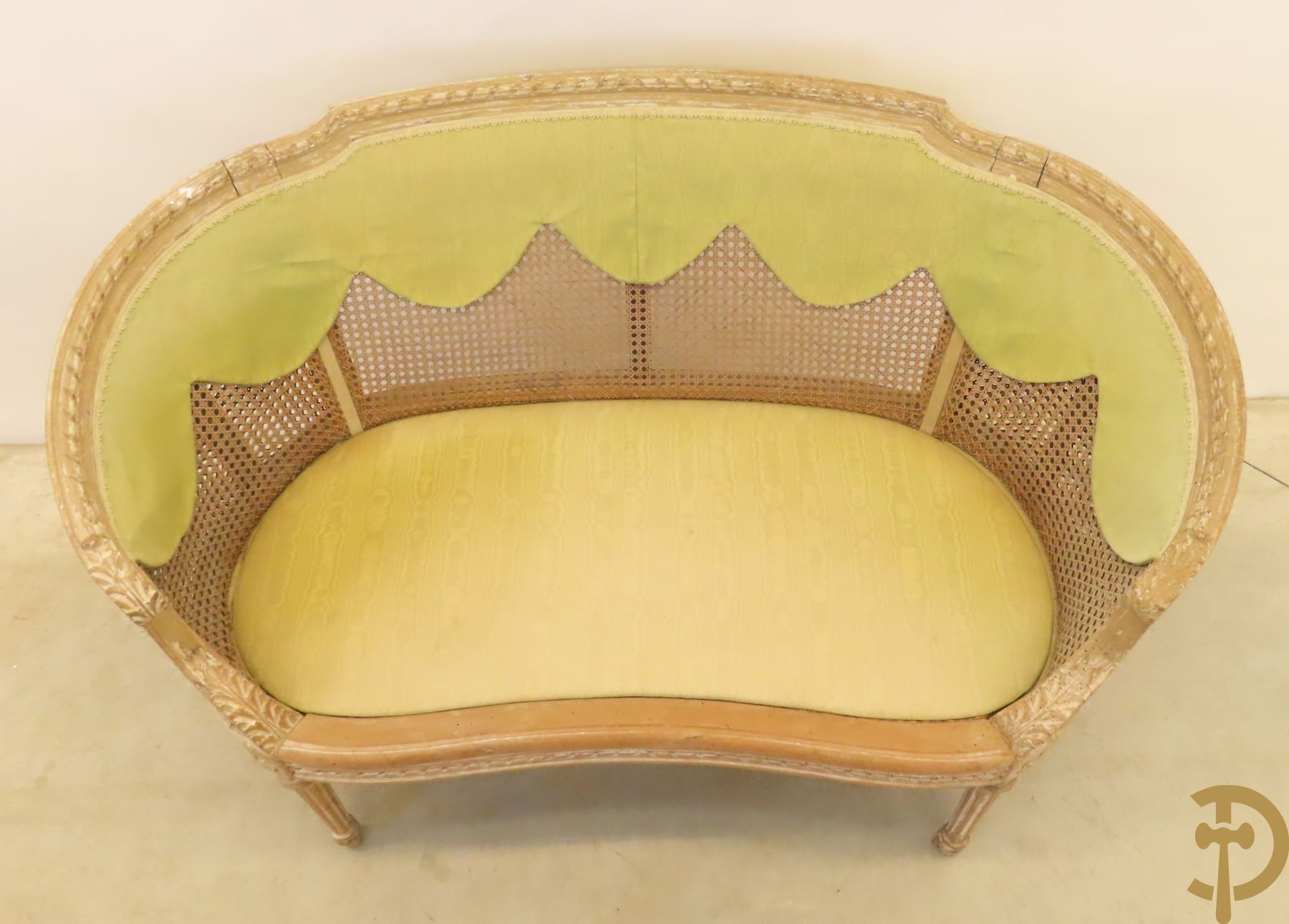 Gemonochromeerde bergère met groene mohair stof + gemonochromeerde en gecaneerde canapé Louis XVI stijl