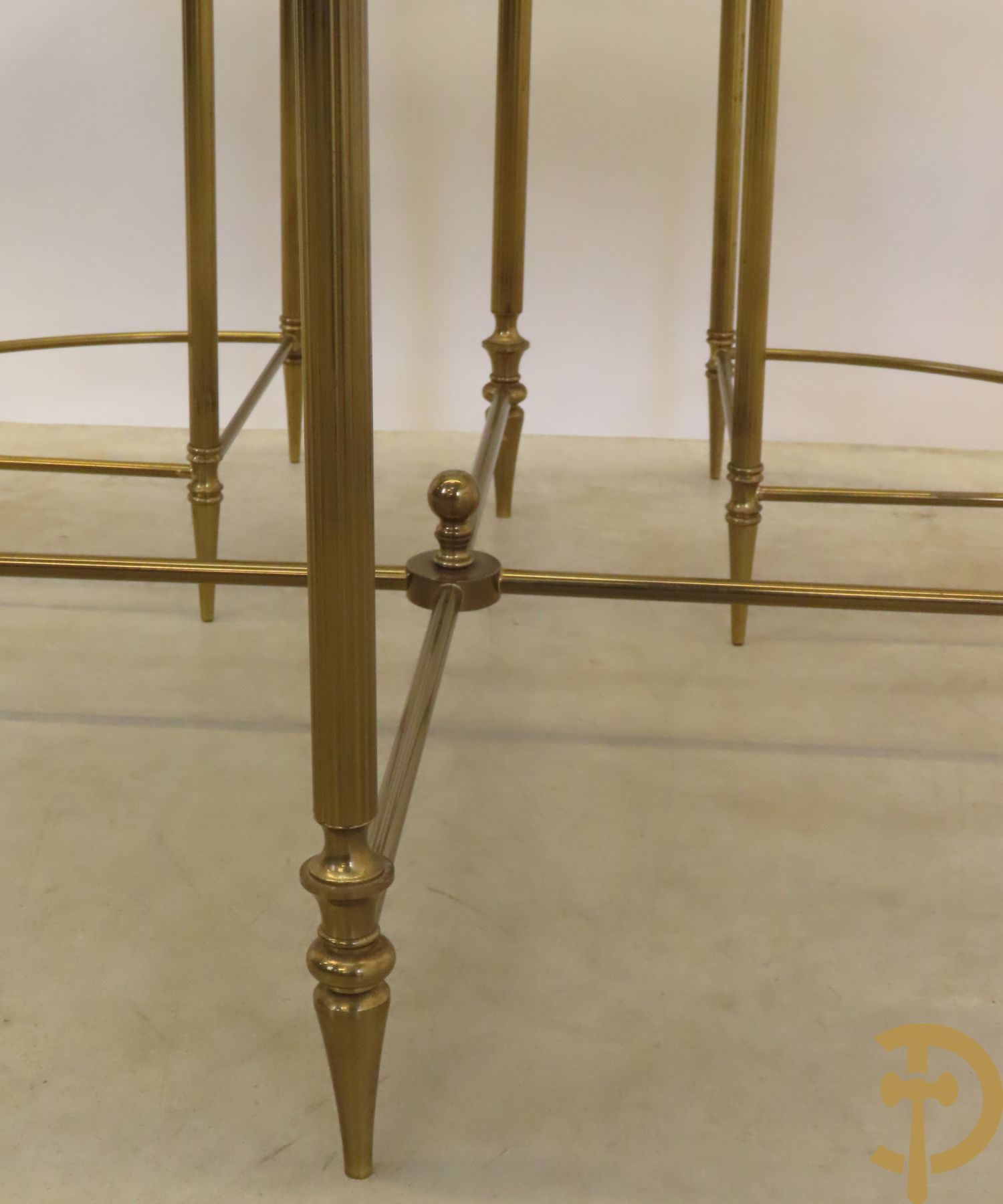 Vintage salontafel met gefumeerd glazen rond blad bezet met denappels op koperen onderstel - eronder met 4 inschuifbare kwartvormige bijzettafeltjes