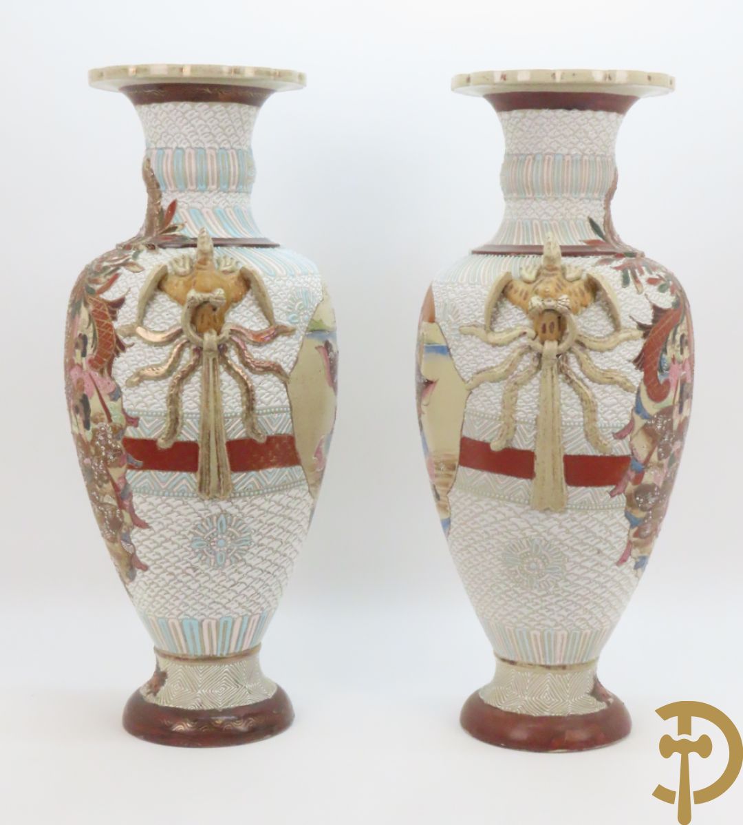 Paar Japanse Satsumat vazen met kijgerdecor en geanimeerde scènes, zijdelings met vogels bezet