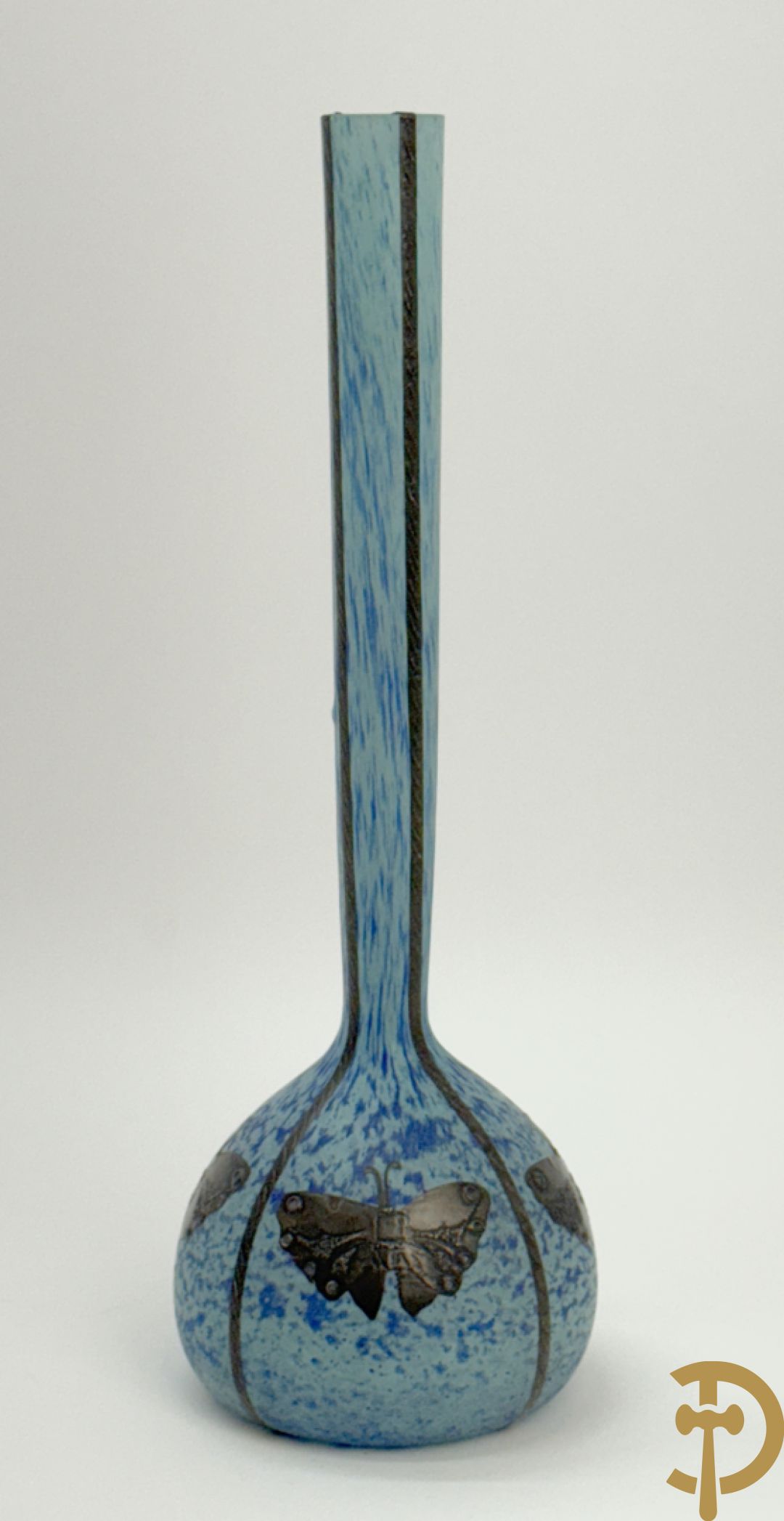 Vaas in glaspasta met decor van tinnen vlinders, Simone getekend