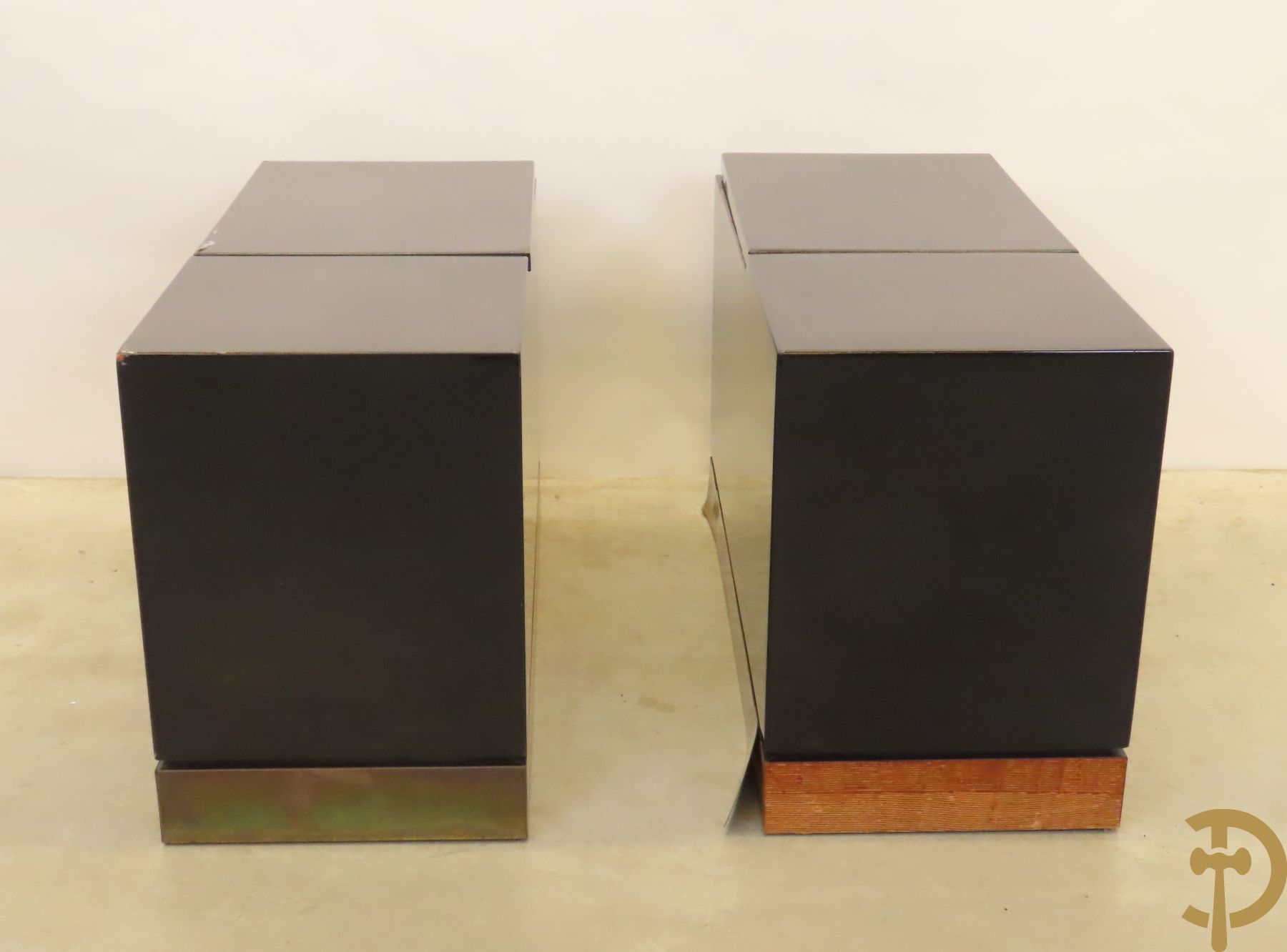 Paar zwartgelakte sidetables met klep als opbergruimte