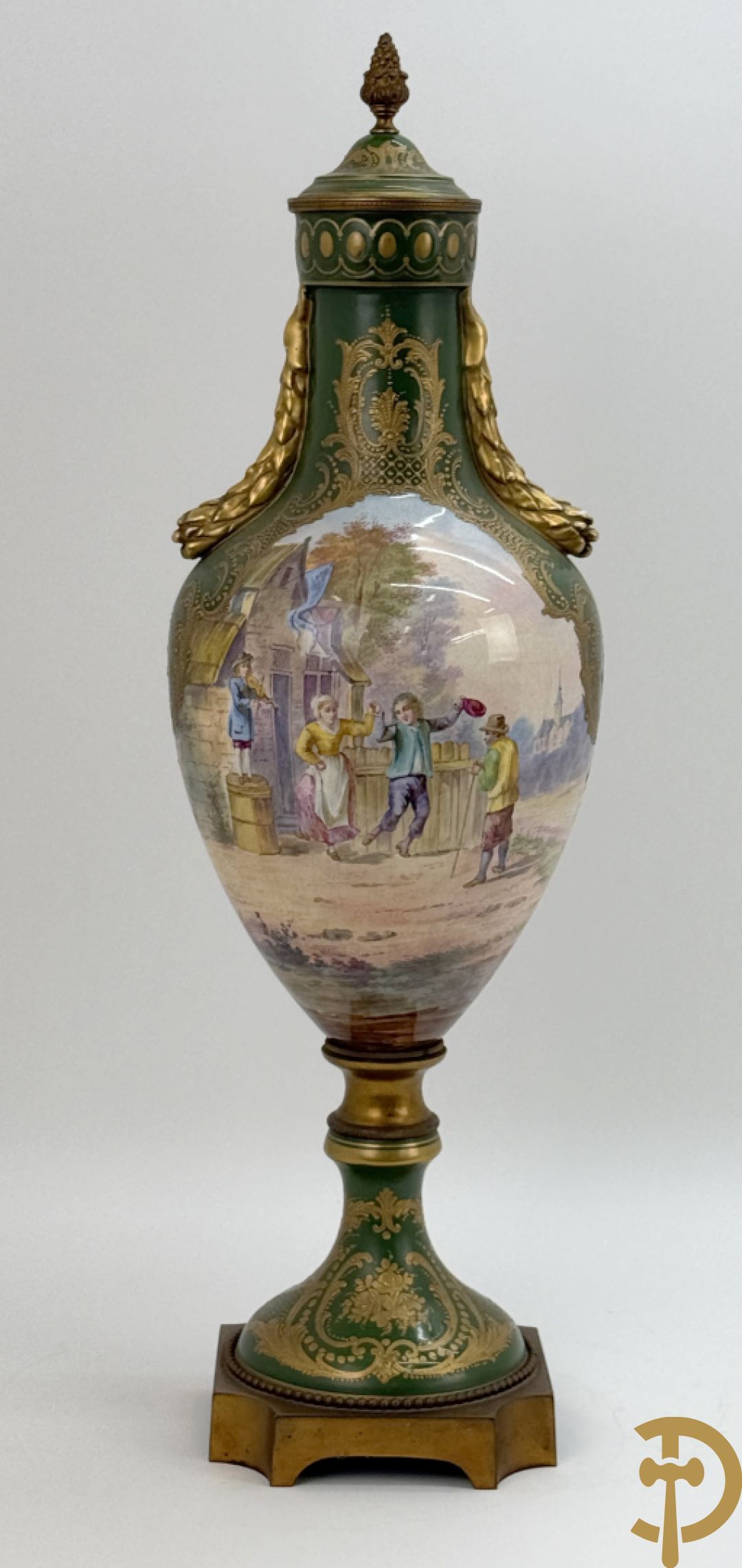 Porseleinen driedelige Sèvres cassolettes met decor van muciserende en dansende personages op groene fond, Aly getekend, gemerkt Sèvres