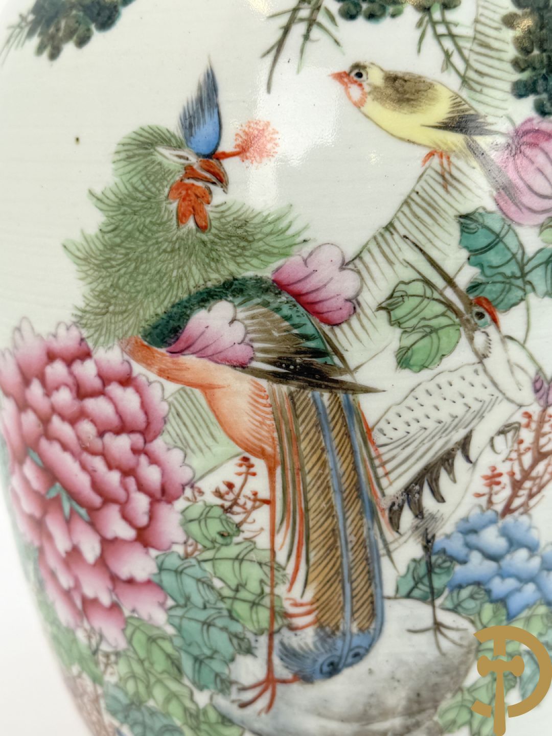 Drie Chinese porseleinen dekselpotiches met vogel- en bloemendecor