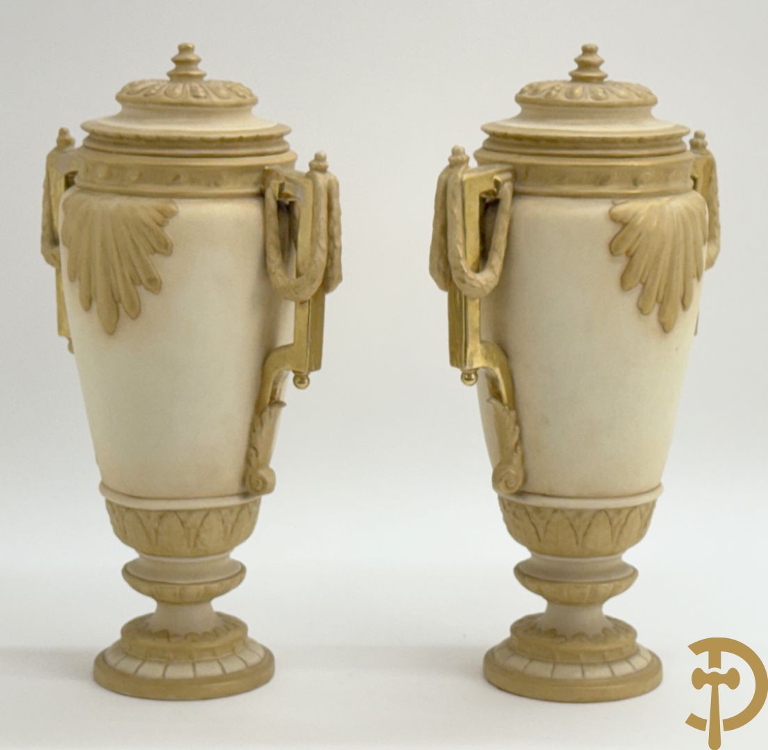 Paar Royal Dux vazen met guirlandes, Louis XVI stijl , nummer 5447