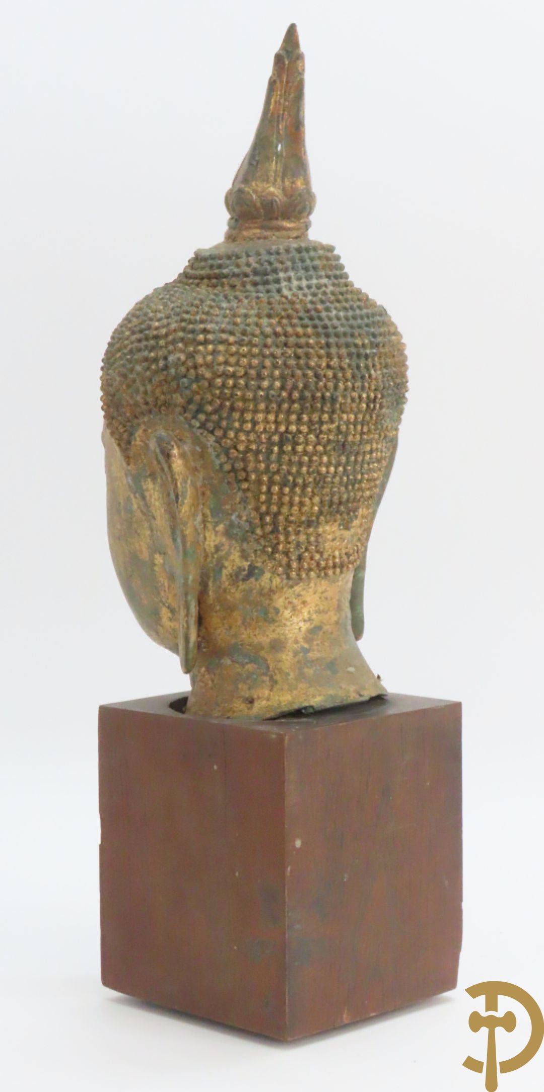 Koperen boedhahoofd op houten sokkel