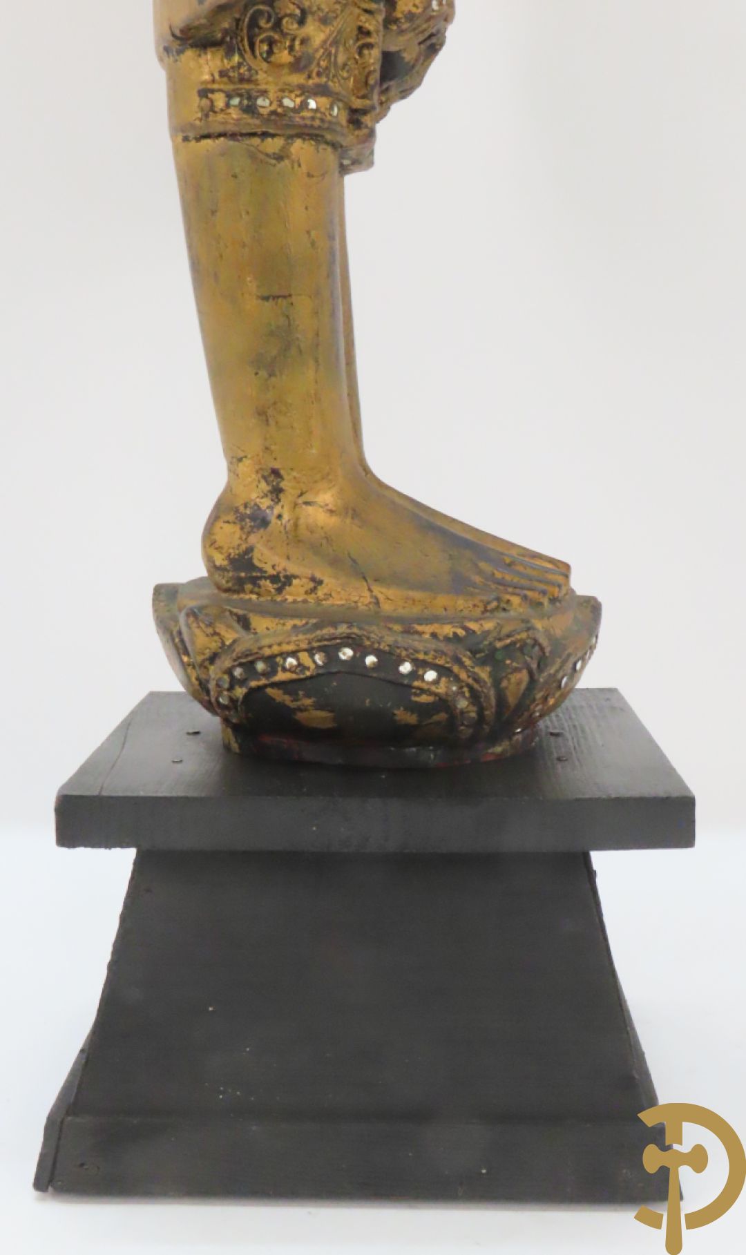 Grote staande vergulde houtgesculpteerde boedha +vergulde  zittende houten boedha met edelsteentjes