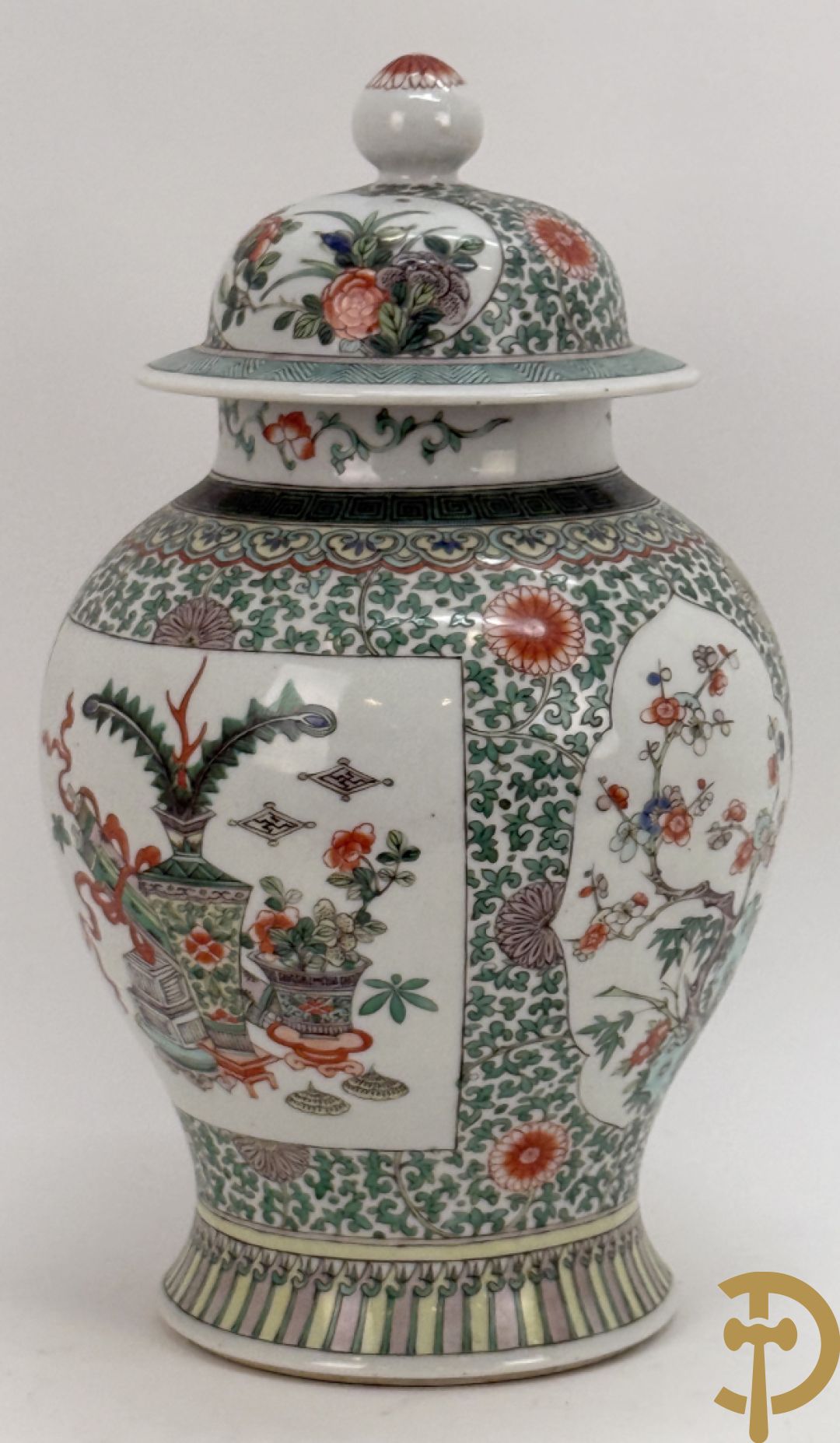 Chinese porseleinen dekselpotiche met bloemendecor