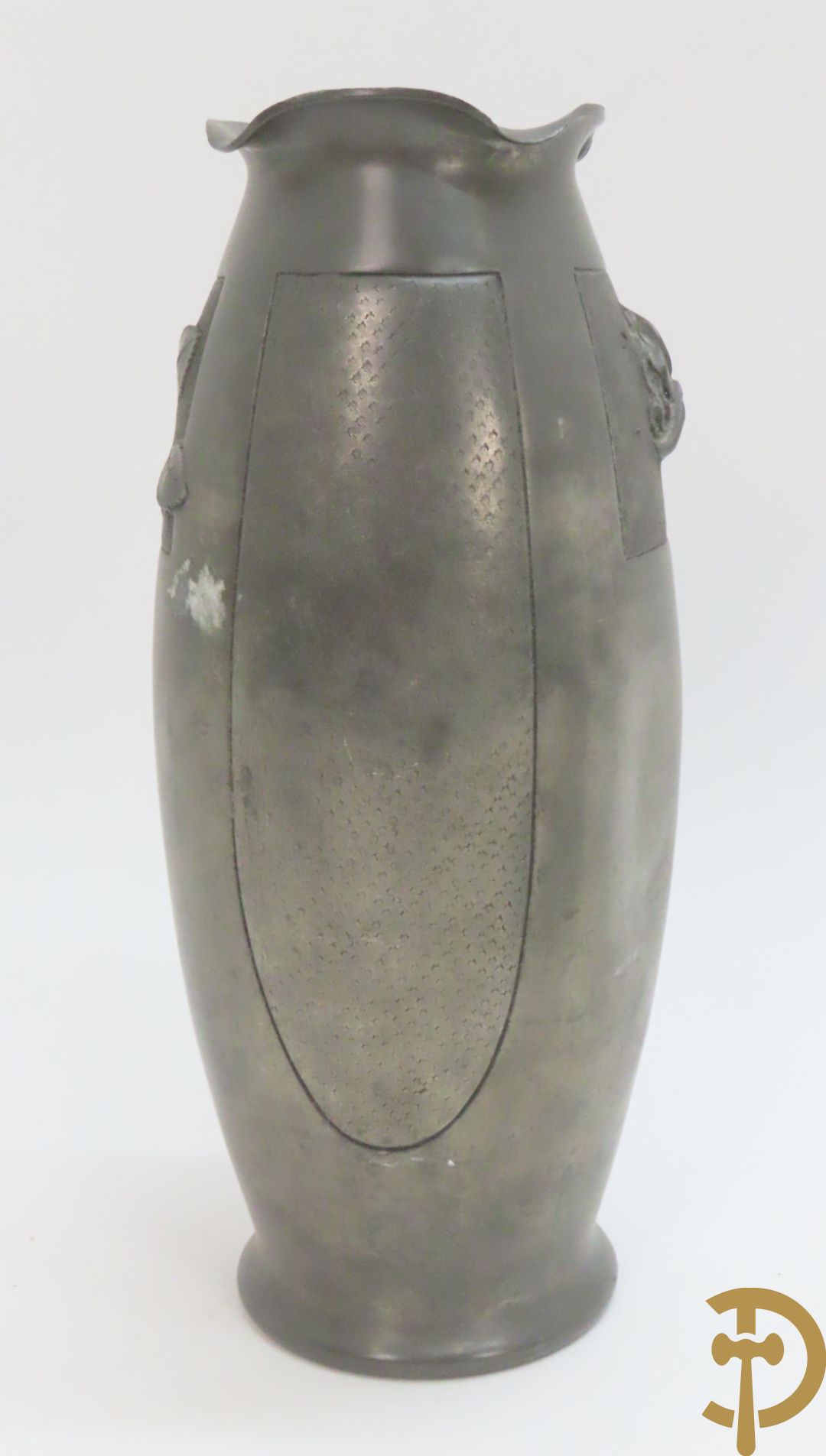 Verzilverde vaas met vogeldecor, Kayser gemerkt + 3 tinnen Art Deco vaasjes w.o. 1 gemerkt Hering + tinnen Art Deco inktstel