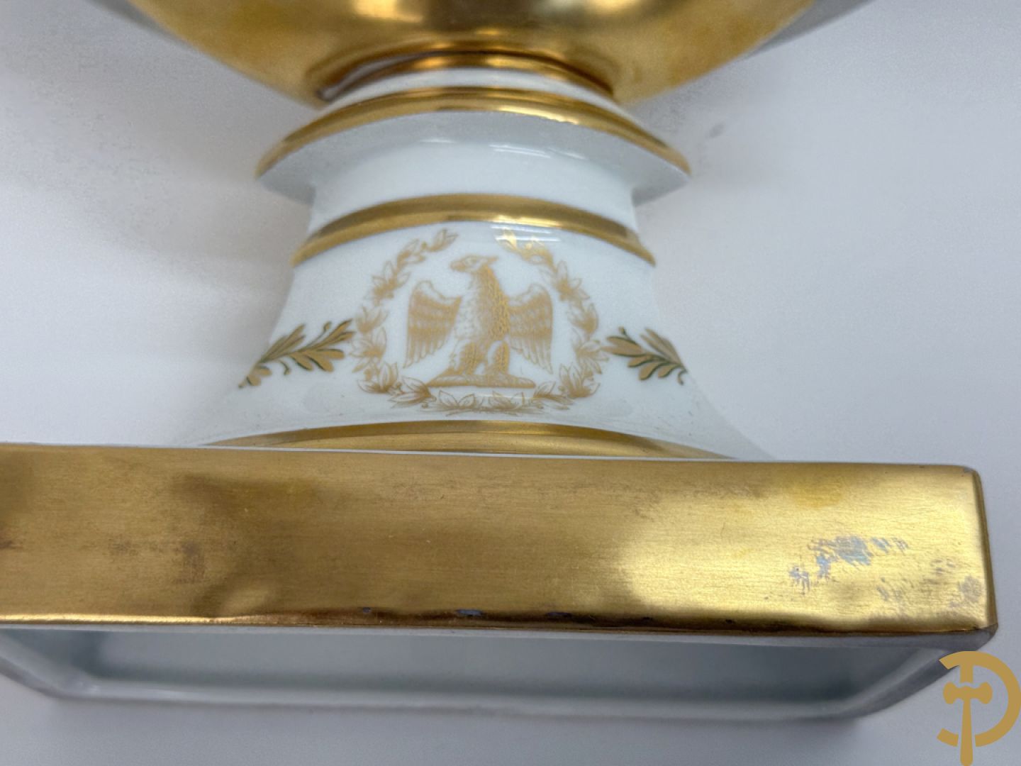 Milieu de table in porselein met bloemendecor + geajoureerde porseleinen Limoges coupe + porseleinen vaasje met cupido