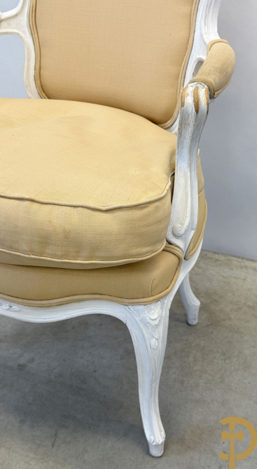 Paar wit gemonochromeerde Louis XV armzetels op voluutvormige poten + 1 andere