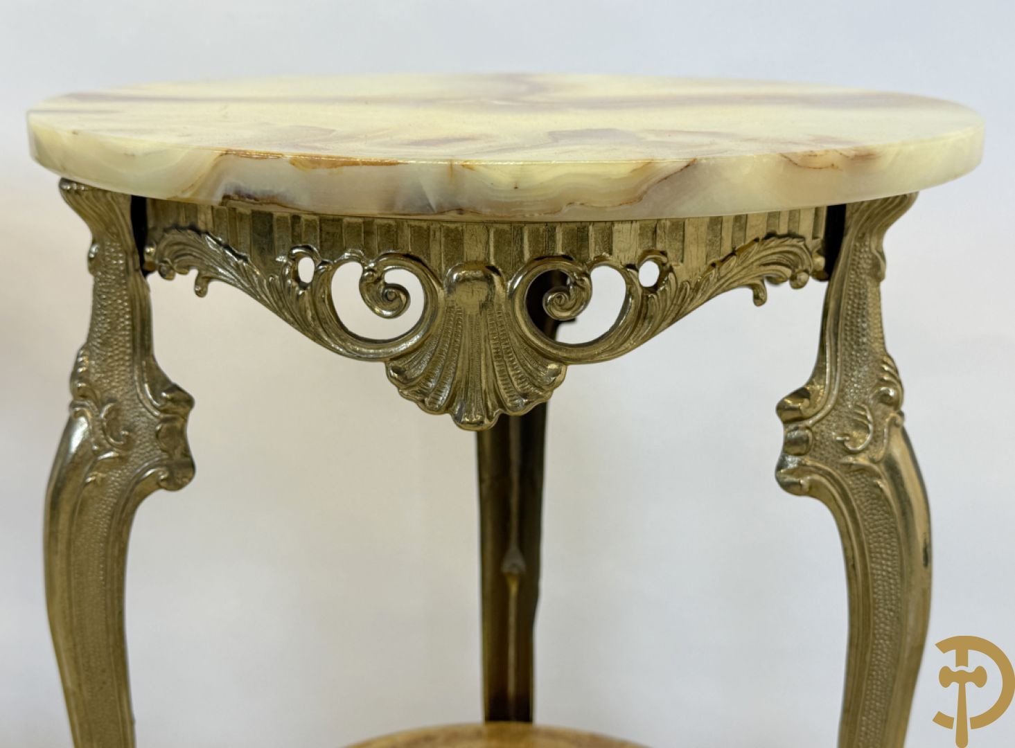 Paar koperen sokkels met Louis XV motieven en 2 étages op drie voluutvormige poten - met onix marmeren blad