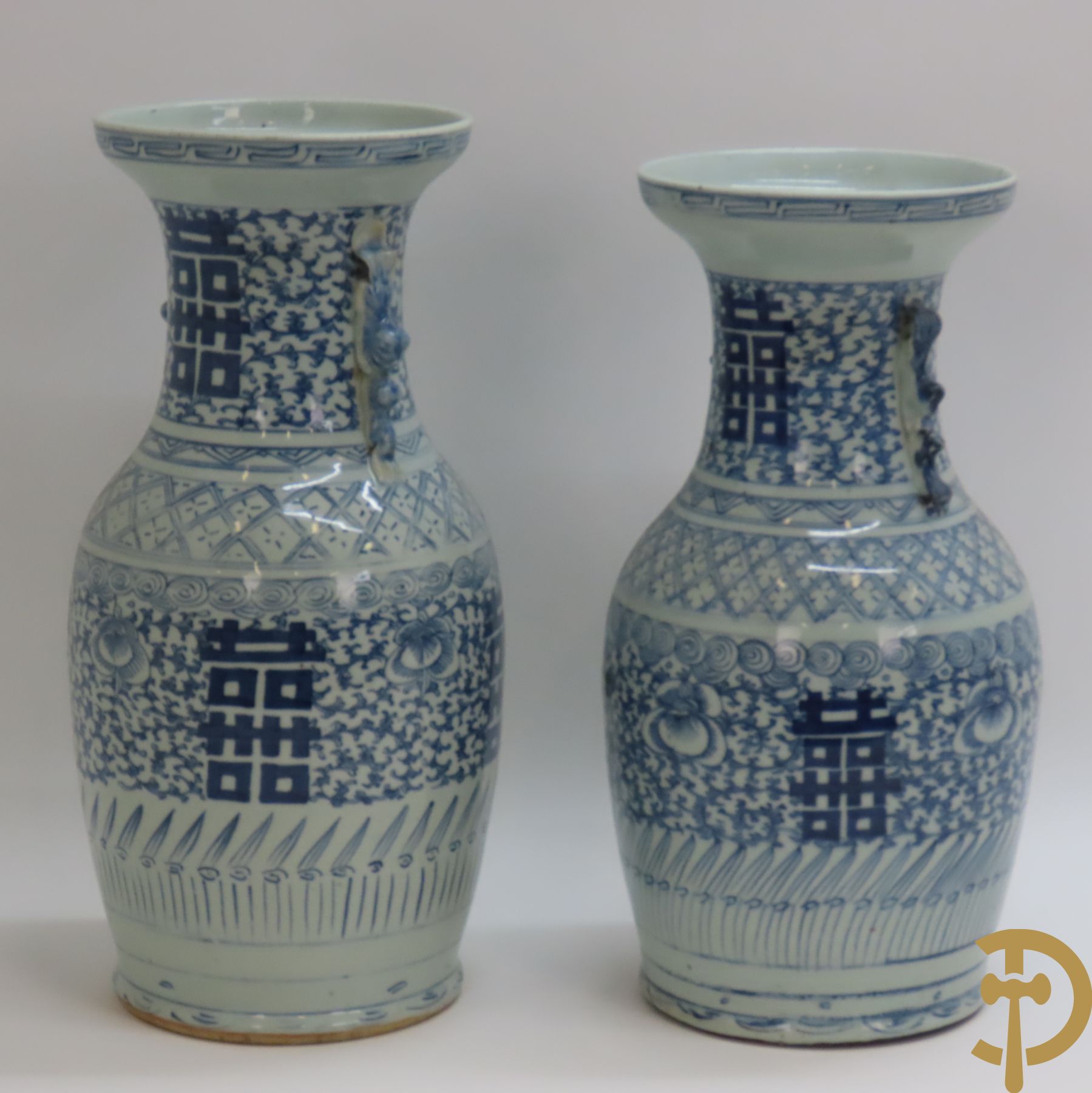 Twee Chinese porseleinen vazen met blauw/wit decor en Chinese tekens