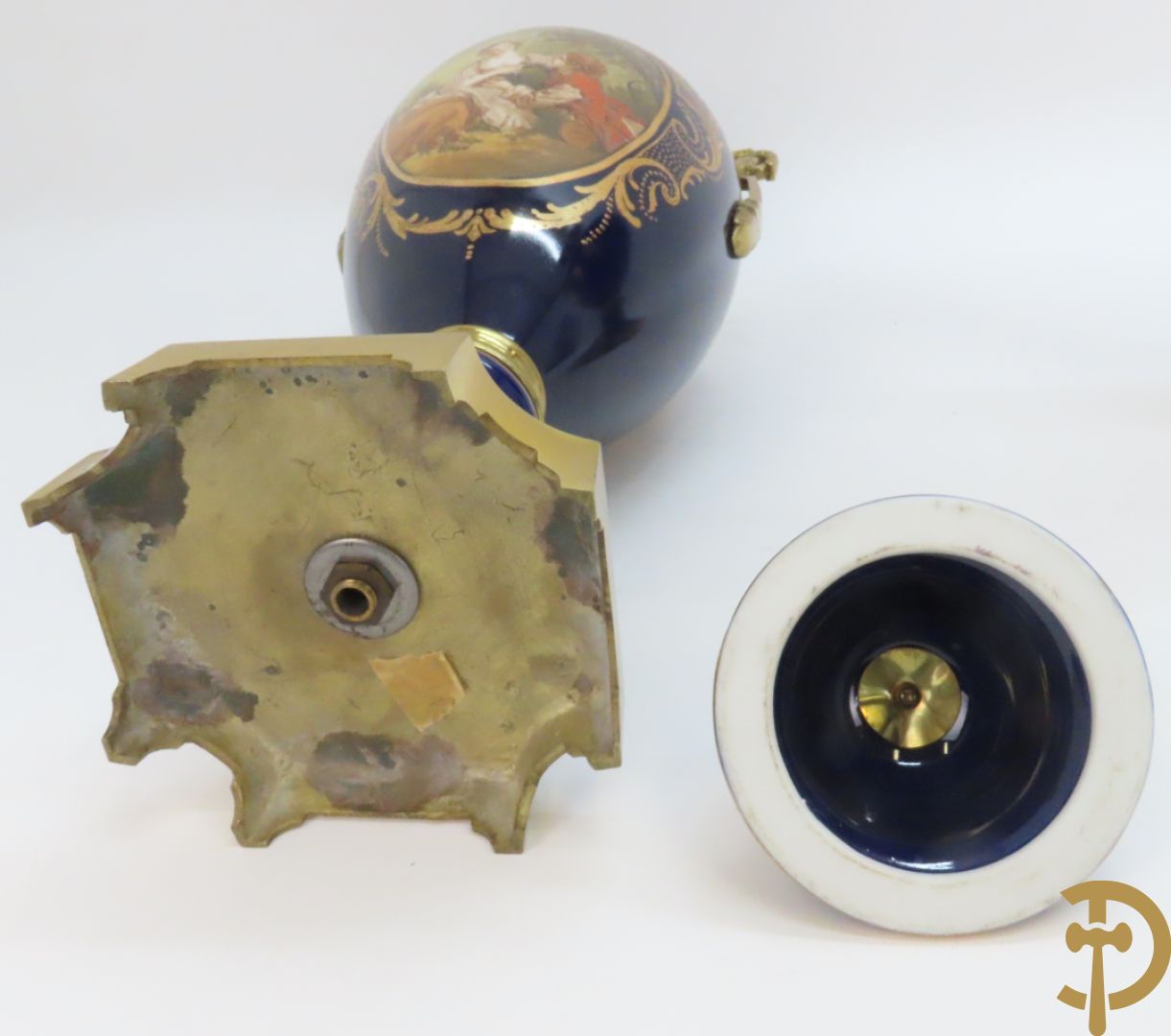 Paar kobaltblauwe dekselpotiches, Sèvres stijl