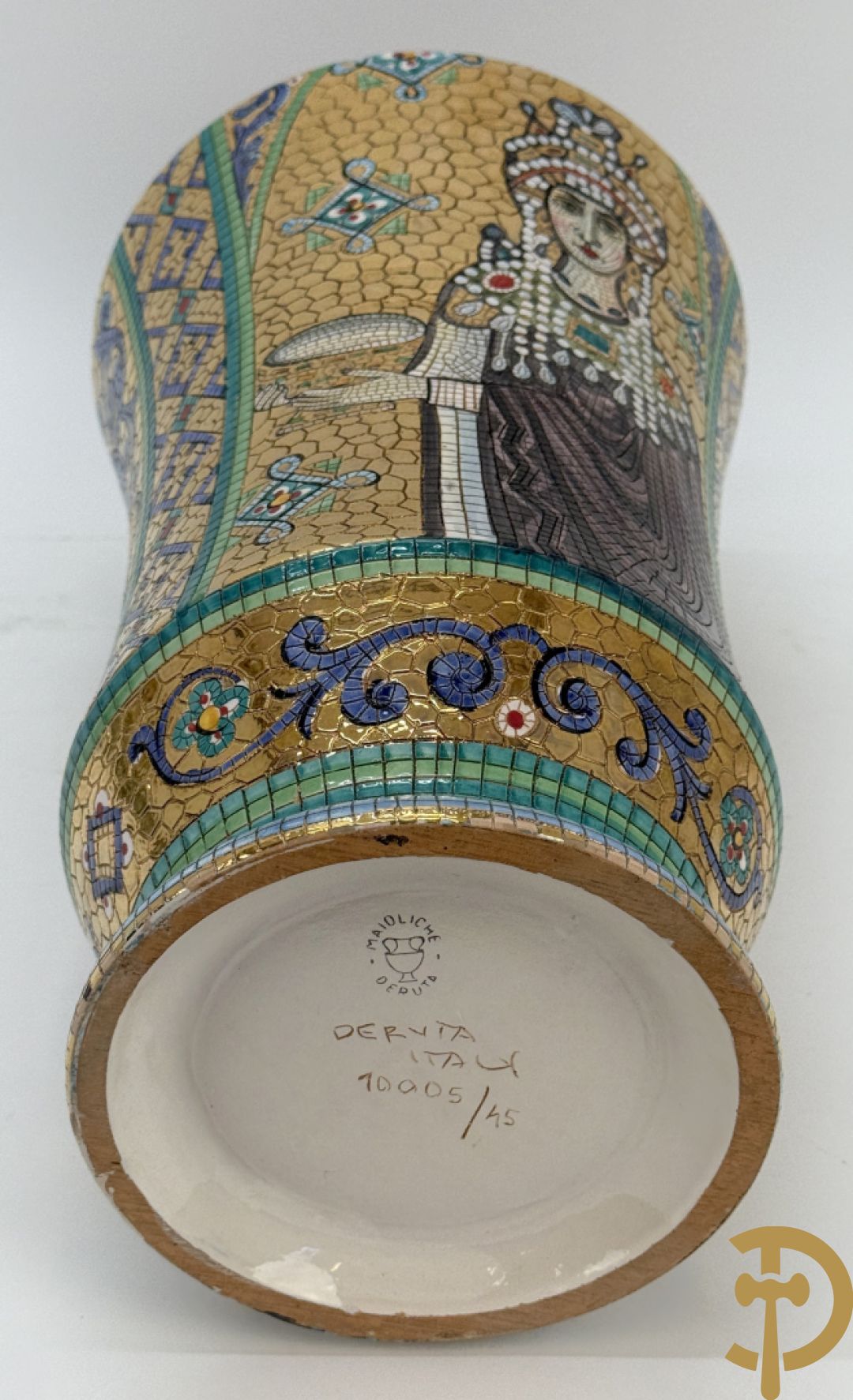 Twee Italiaanse vazen met verguld decor van personages en bloemenranken, Maioliche Deruta Italy 10005/45 en 10005/47