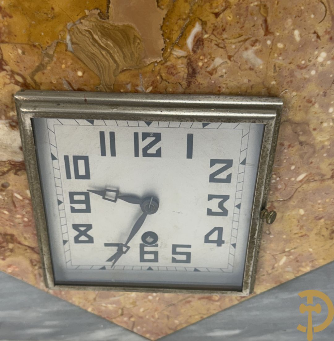 Driedelige marmeren Art deco garnituur, bovenaan bekroond met meisje met bal in zamak - geflankeerd door paar marmeren zijstukken