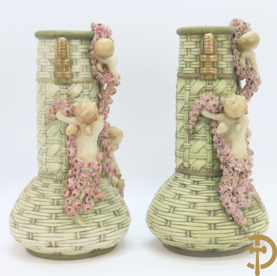 Paar meerkleurige faience vazen,  Austria gemerkt, met cupido