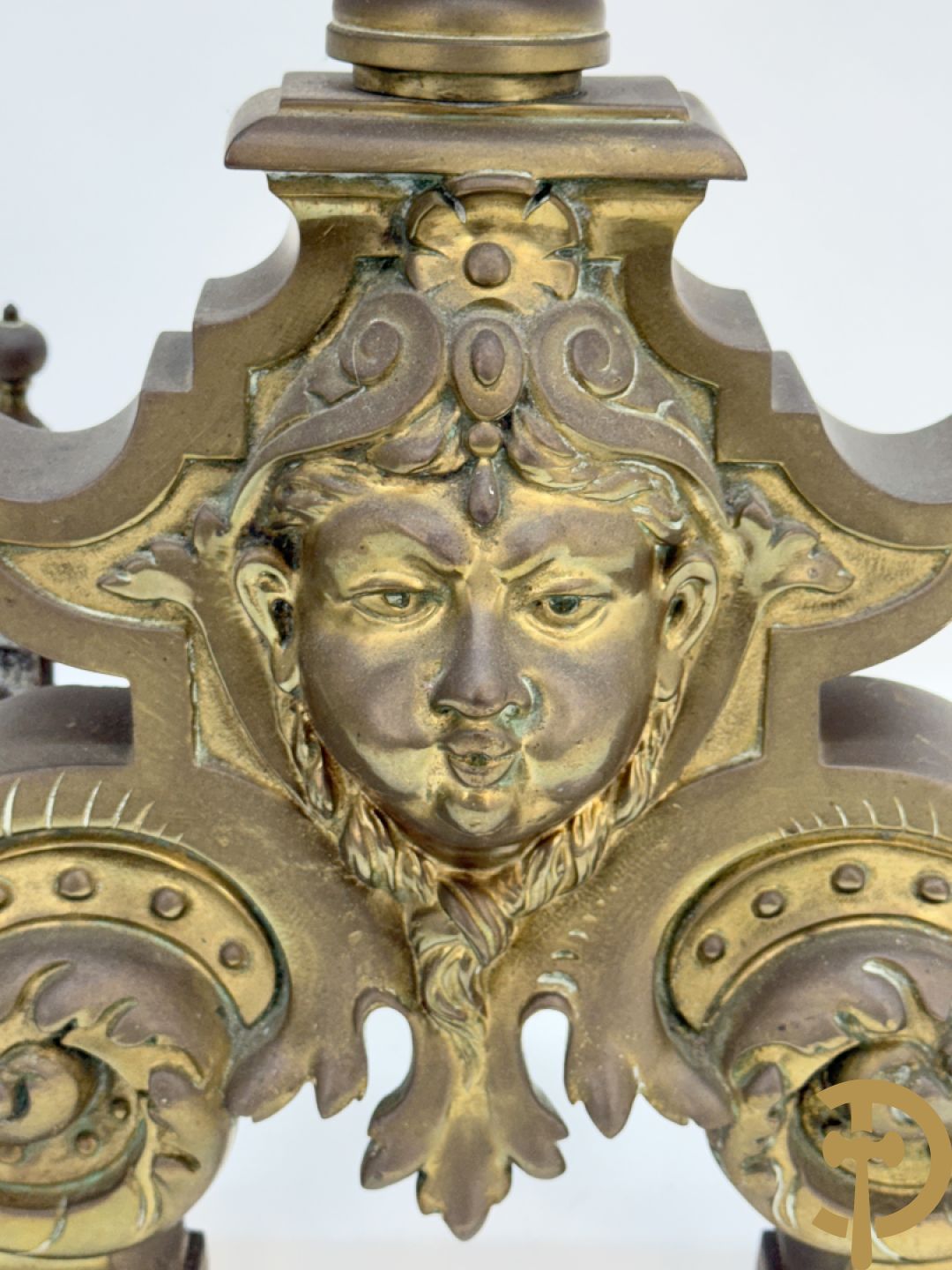 Paar Vlaamse bronzen chenets met accanthusranken en leeuwekoppen