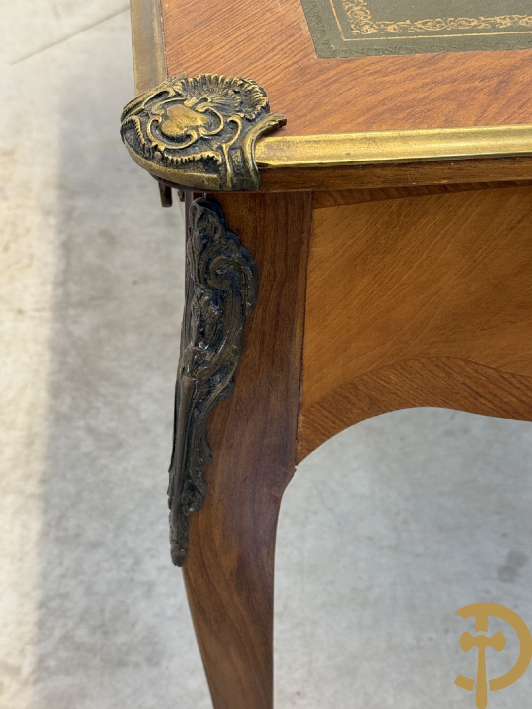 Notelaren Louis XV bureau met lederen blad, 3 lades  en bronsbeslag op voluutvormige poten