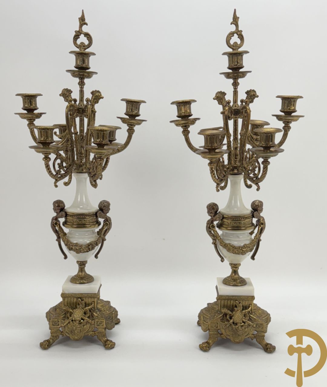 Driedelige koperen garnituur, centraal met harp geflankeerd door paar cupido