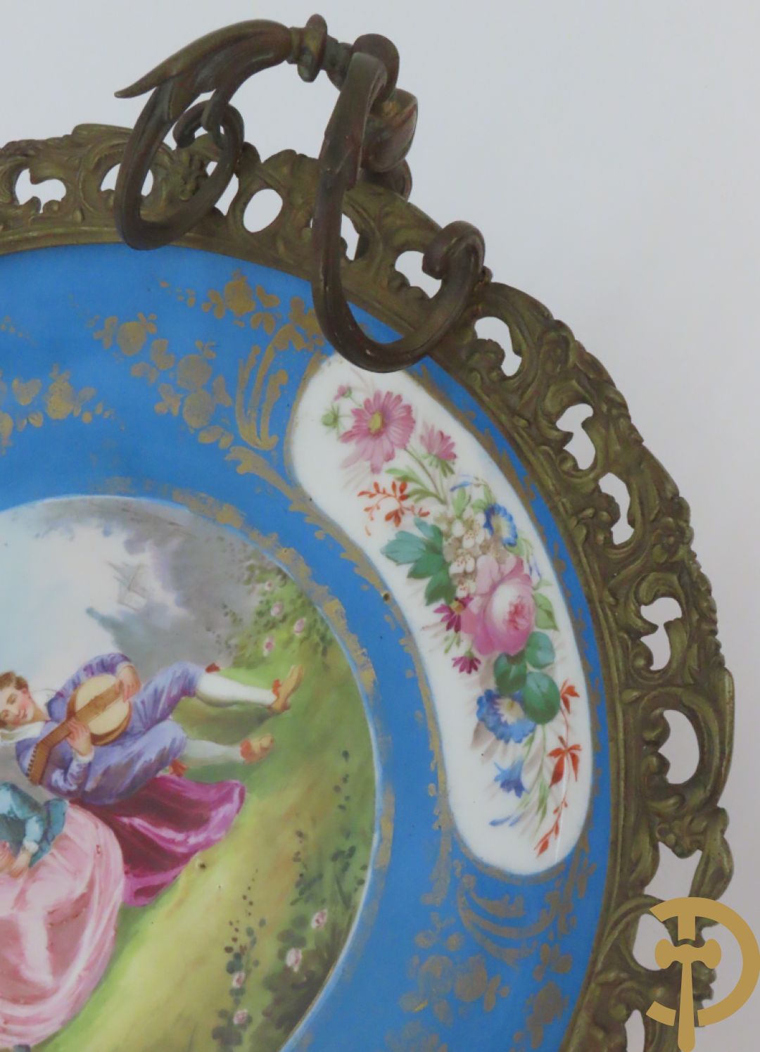 Porseleinen Sèvres schotel met handbeschilderd romantisch tafereel van lieflijk koppel gevat in bronzen houder - bezet met dameshoofden en accanthusranken, onderaan gemerkt Sèvres