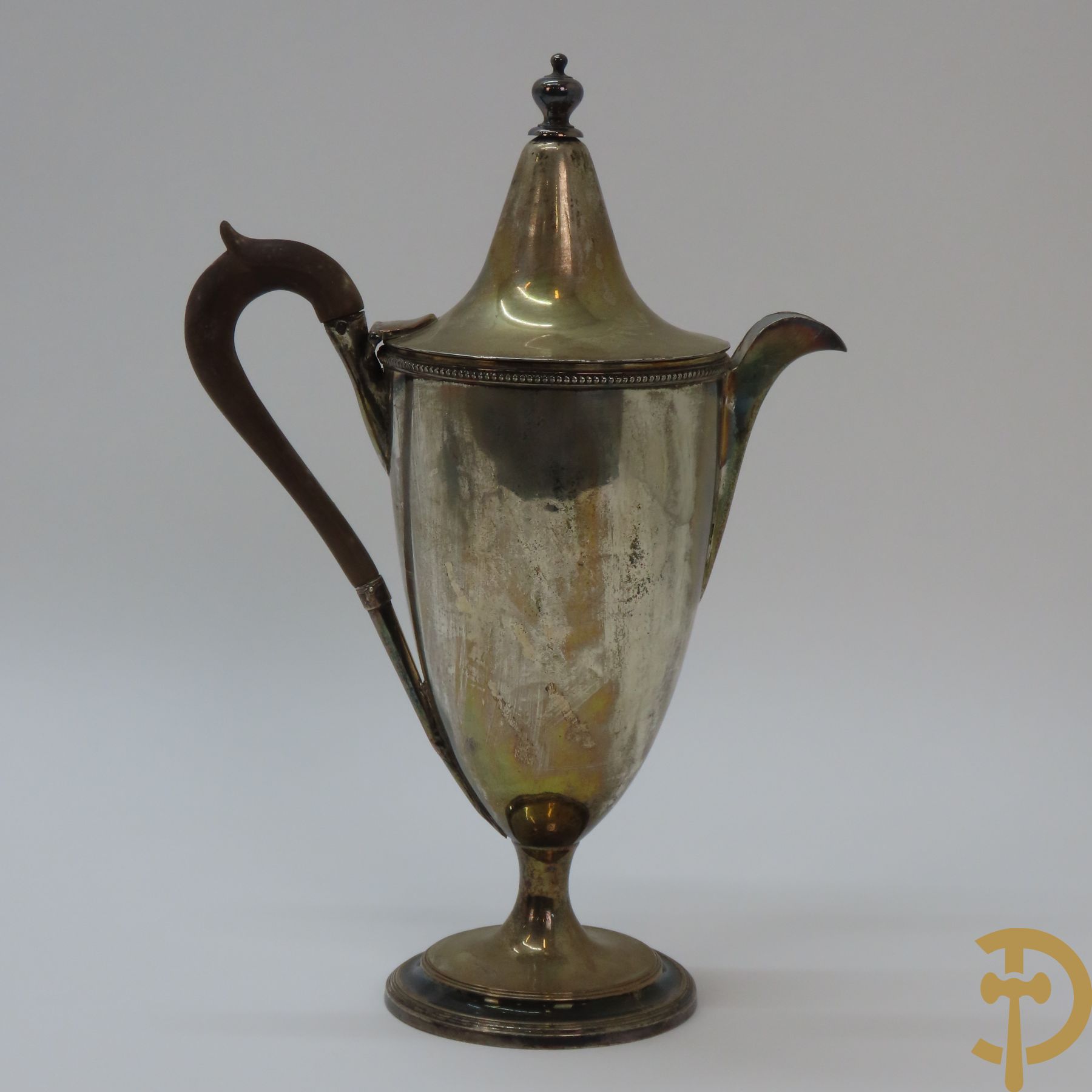 Verzilverd koffiestel MFD & Plated by Reed & Barton 2046 bestaande uit koffiekan, melkkan en suikerpot met ovale medaillons + verzilverde coupe met eekhoorn en rocaille + verzilverde coupe met glas + Verzilverde schenkkan met houten handvat