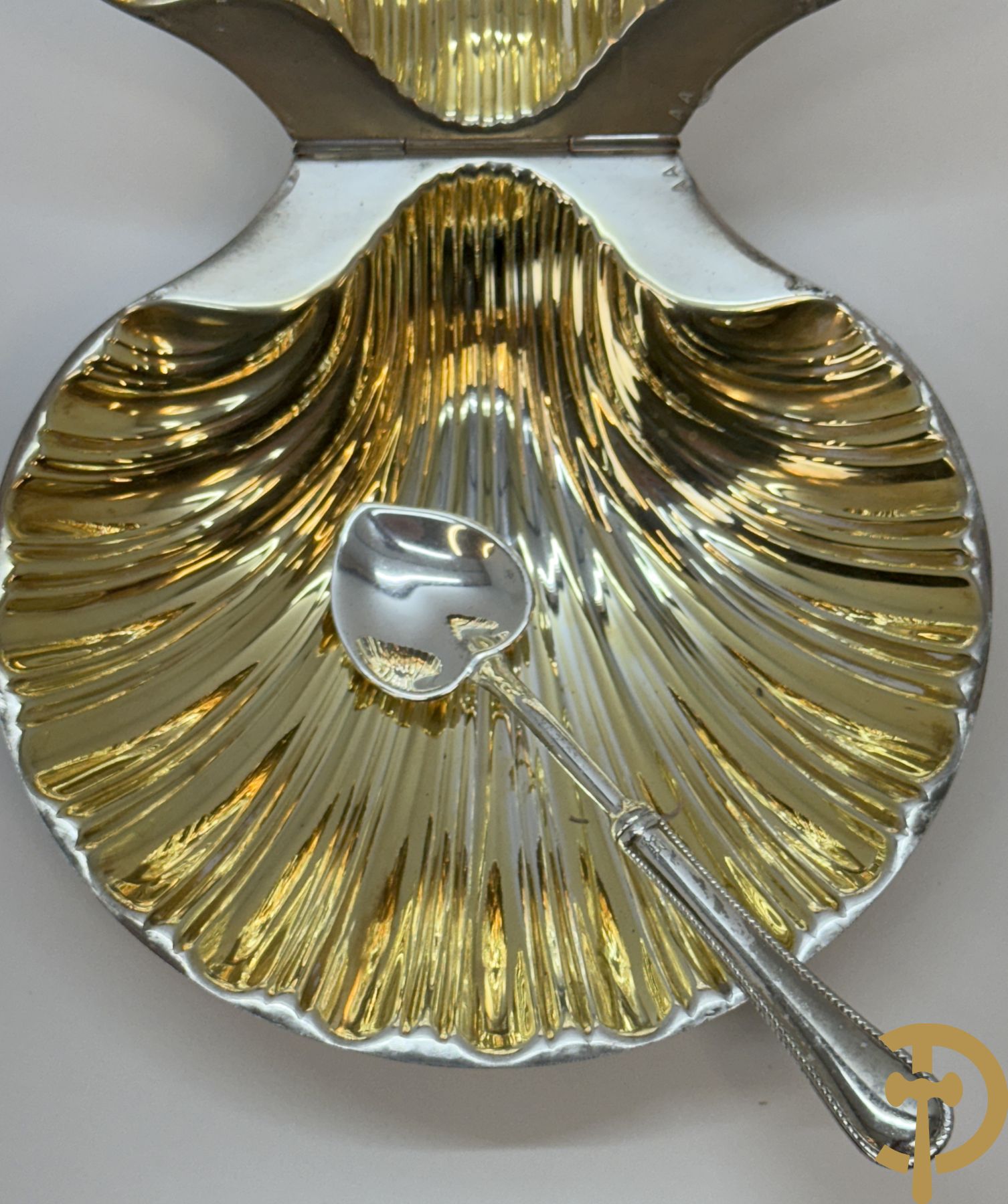 Massief zilveren schelp met lepeltje + 2 openklapbare   sucriers + peper- en zoutstel + mosterdpotje met zilveren omhulsel