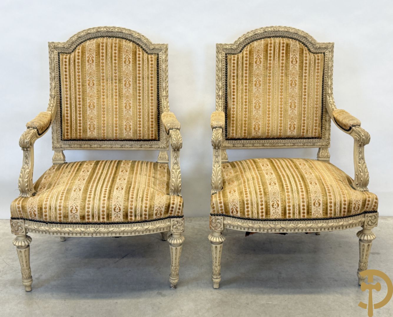 Gemonochromeerd salonensemble met gesculpteerde bladranken bestaande uit canapé, 2 armzetels en 3 stoelen