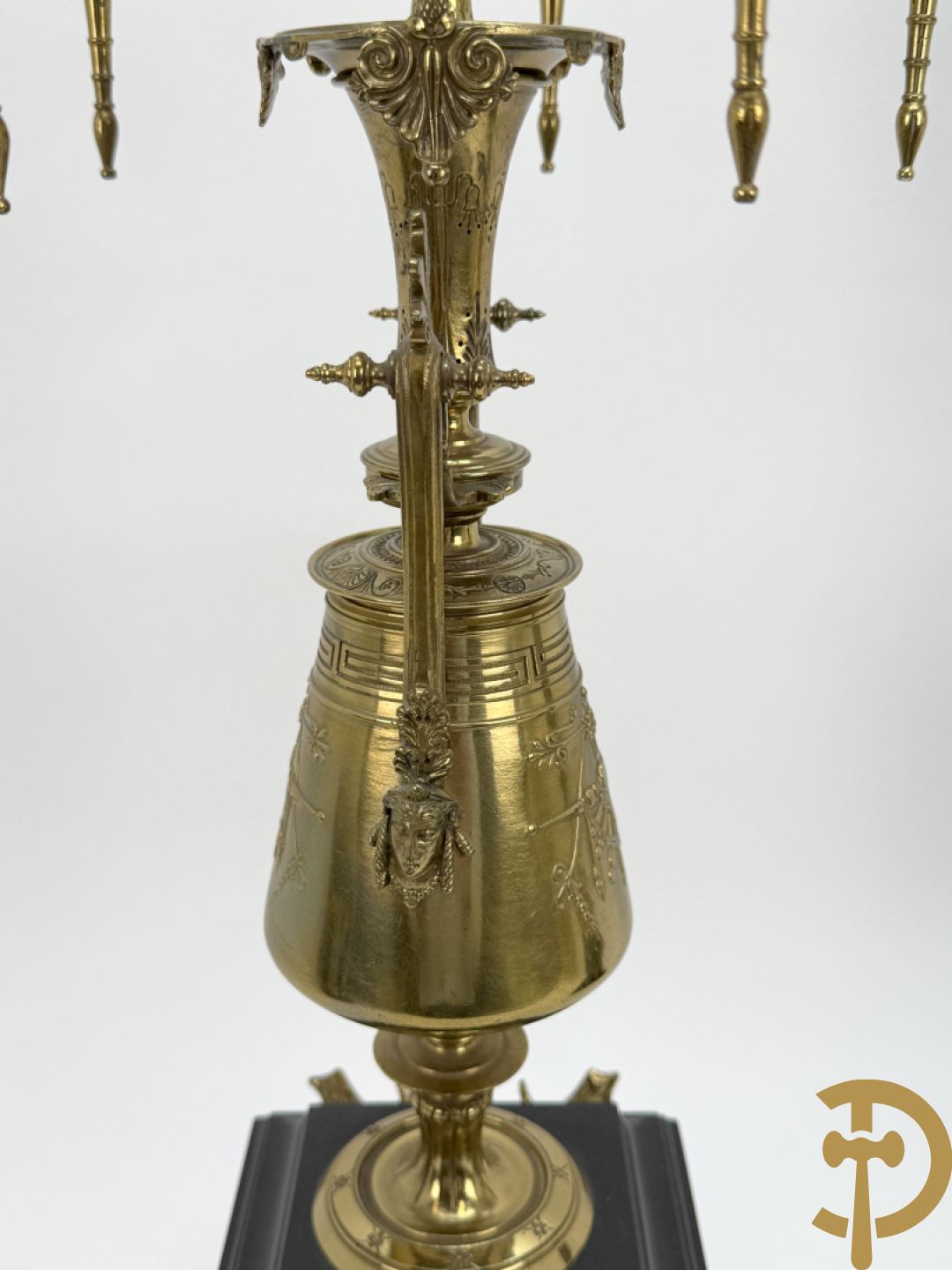 Zwart marmeren garnituur Napoleon III bestaande uit paar bronzen vuurrvergulde vijfarmige kandelaars bezet met vogels op zwarte marmeren basis met hertenkoppen + zwart marmeren middenstuk met klok bezet met hertenkoppen (zonder beeld)