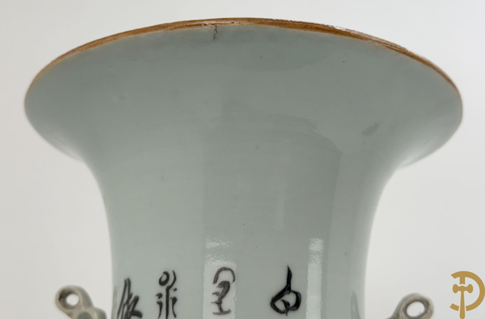 Chinese porseleinen vaas met decor van dames in landschap