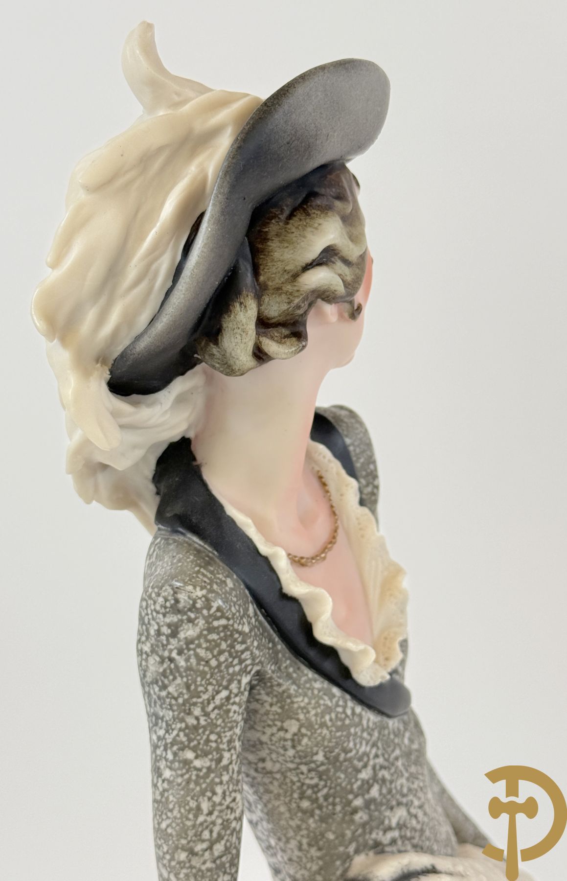 Italiaanse biscuitgroepen w.o. grote groep met 2 liggende naakte dames met zwaan, jongeman op rots, vioolspeler met edeldame, dame met kanten jurk en kinderen + Armani G. getekend 