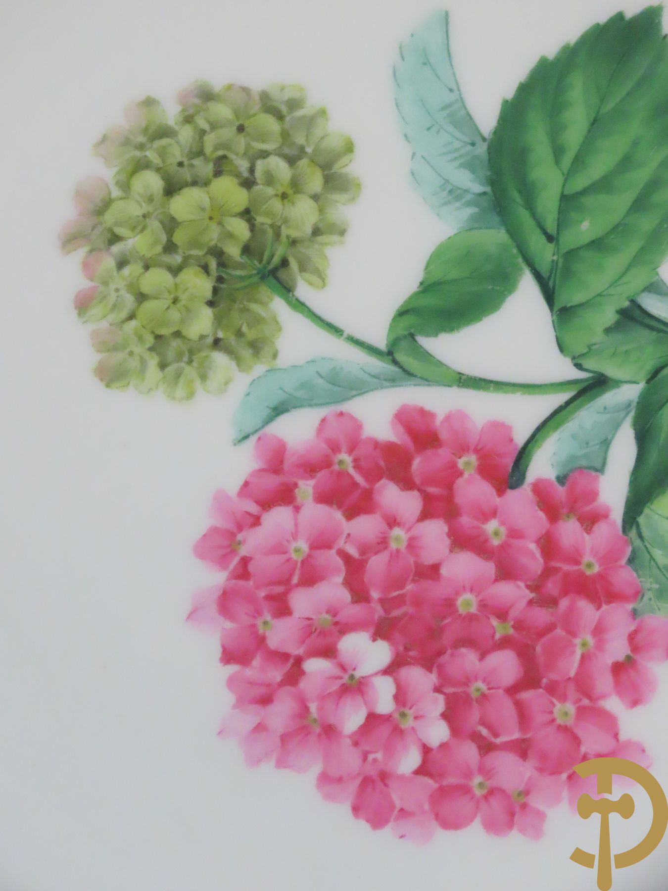 Zes porseleinen borden onder gemerkt met zwaarden / Meissen : 1 bord met stadstafereel, 1 verlucht bord met drakendecor, 1 bord met vogeldecor, 1 met bloemen en 2 met bloemendecor omgeven door vergulde rand