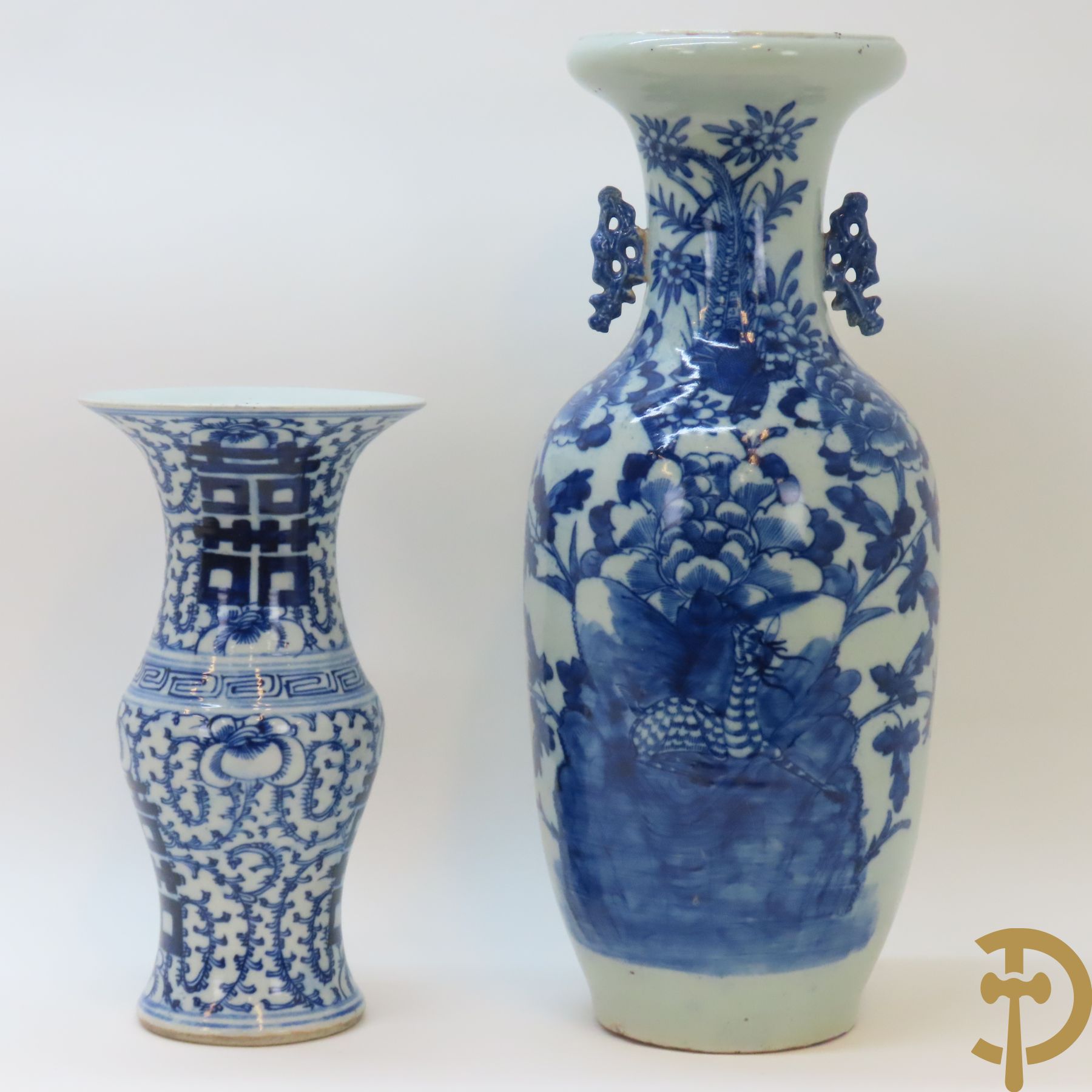 Chinese porseleinen blauw/wit vaas met bloemendecor + Gu vaas met Chinese tekens