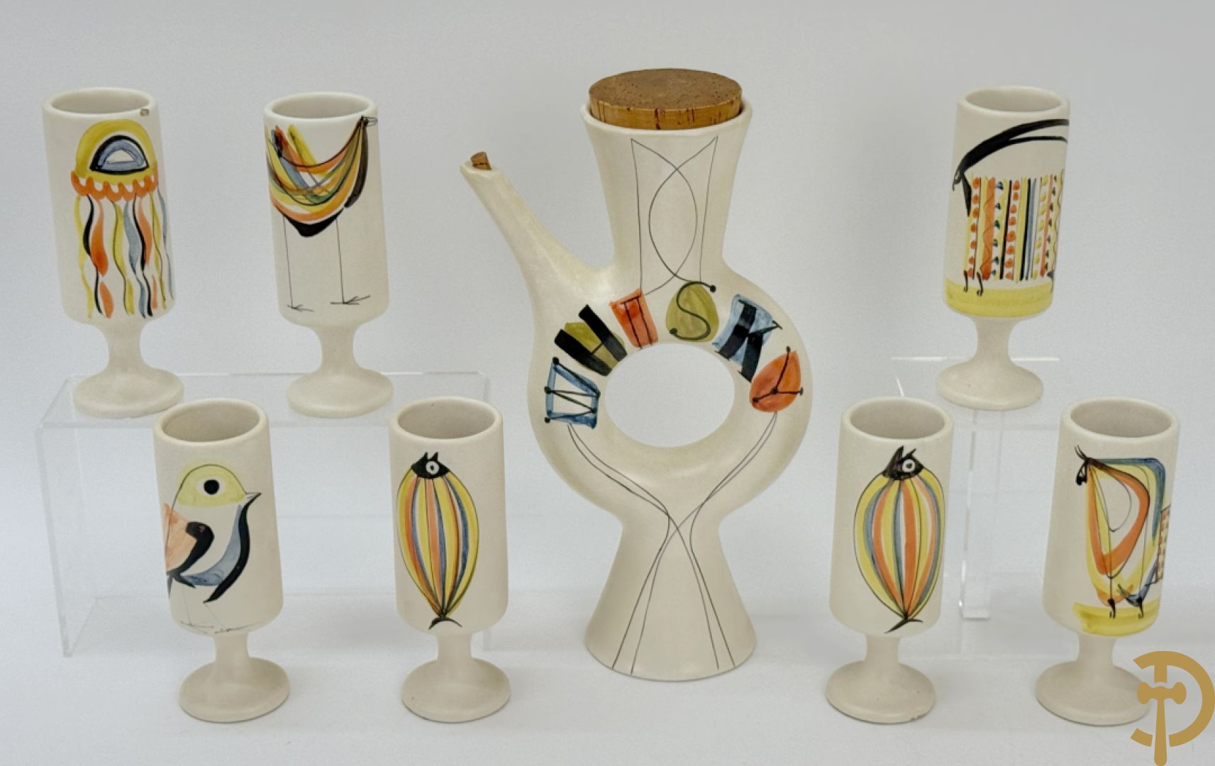 Whisky schenkvaas en 7 keramieken bekers met verschillende decors, Capron Vallauris