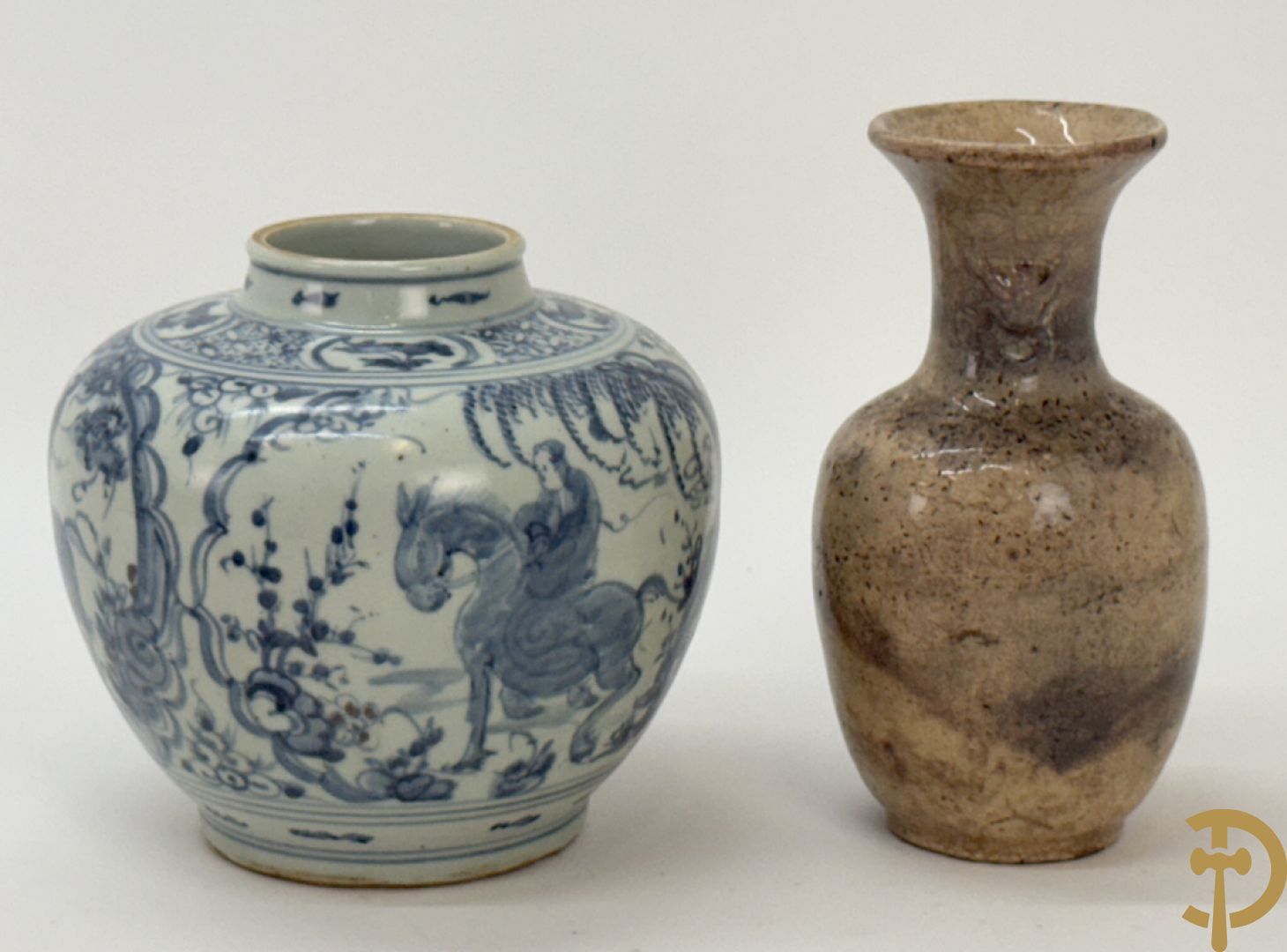Porseleinen Chinese bolvormige vaas met geanimeerde taferelen + Chinees aardewerken vaasje