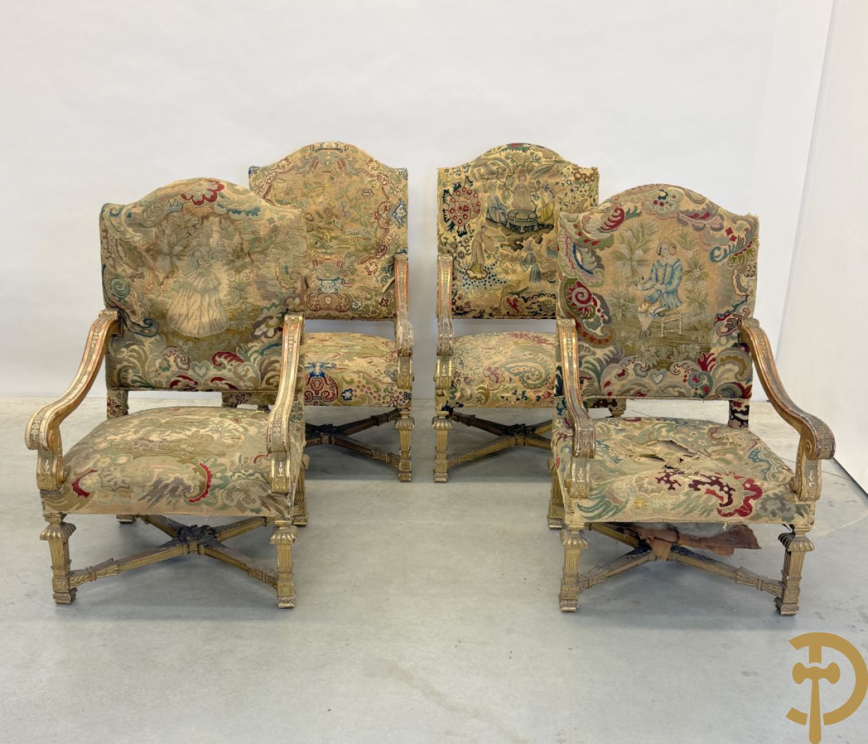 Vier vergulde Louis XIV kasteelarmzetels met geanimeerde scènes in petit points, 19e