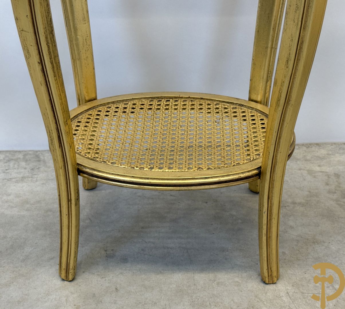 Paar vergulde Louis XVI bijzettafeltjes met cannage op voluutvormige poten