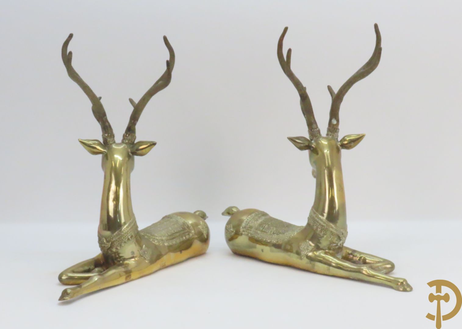 Paar koperen liggende herten