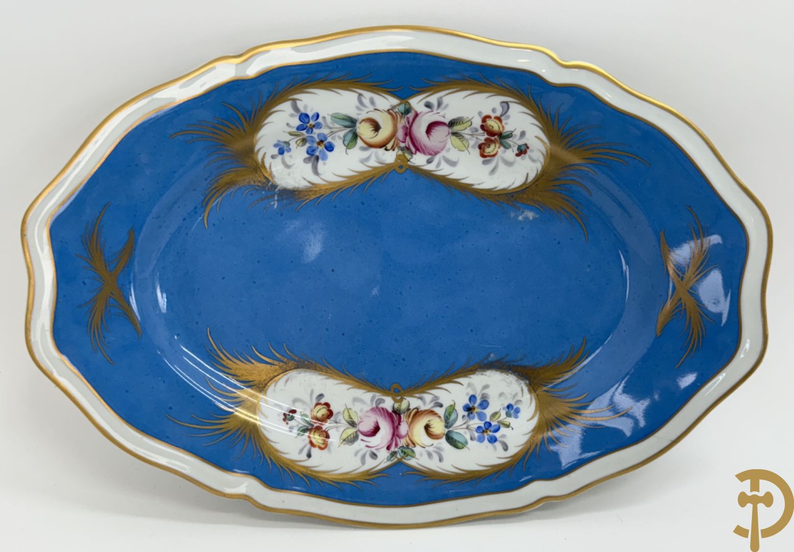 Milieu de table in porselein met bloemendecor + geajoureerde porseleinen Limoges coupe + porseleinen vaasje met cupido