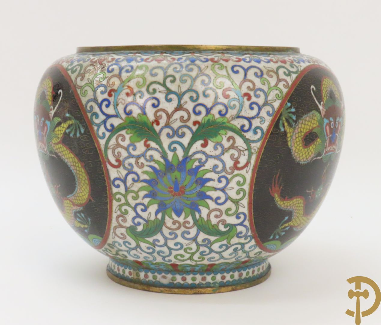 Potiche in cloisoné techniek met decor van draken en olifanten + blauwe cloisoné vaas met bloemendecor op sokkel + kleine cloisoné cachepot + cachepot met drakendecor